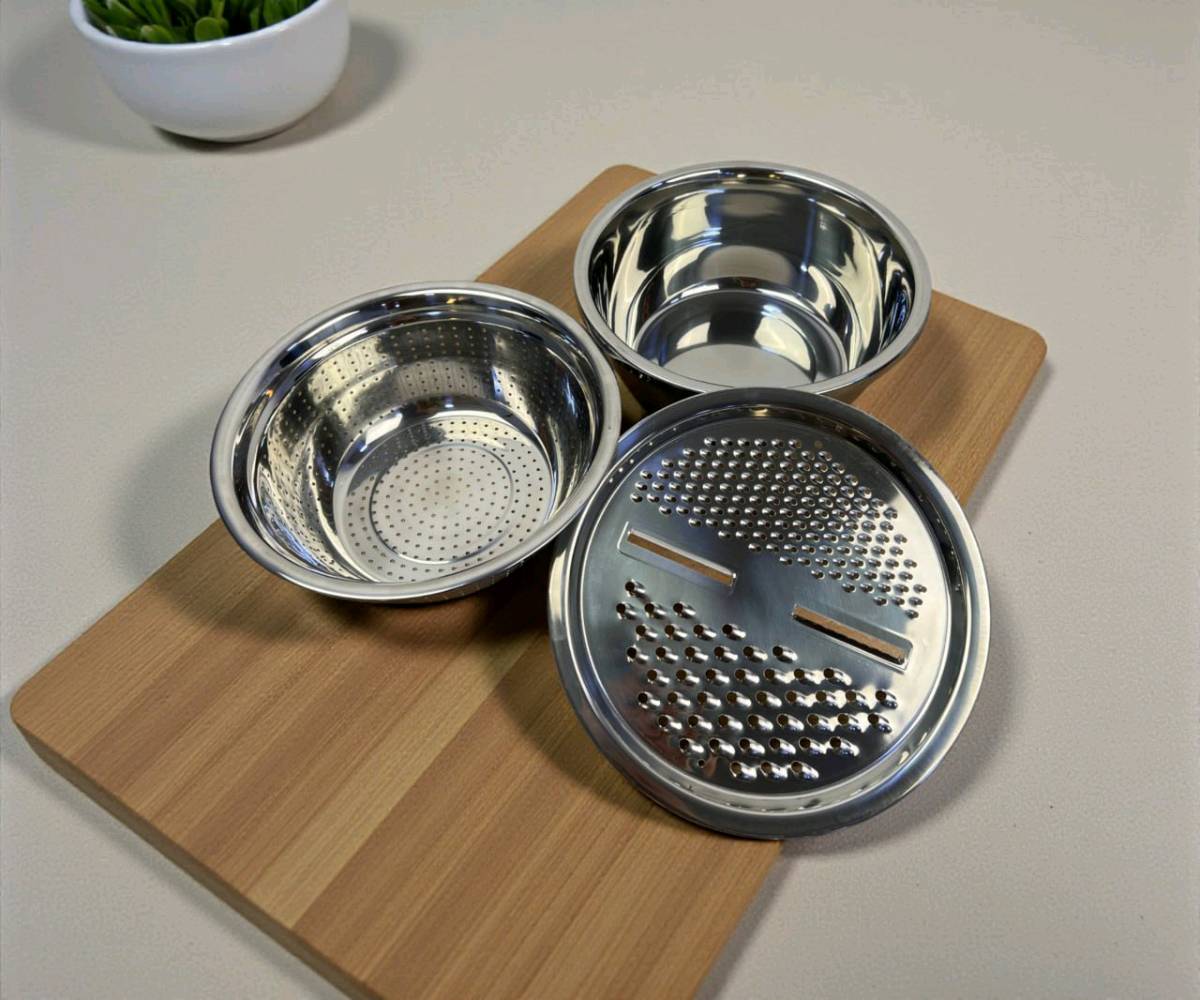 طقم أوعية ستانلس ستيل متعدد الاستخدام مع مبشرة – 3 قطع

الاستخدامات:

لغسل وتصفيه الخضروات والفواكه بسهولة.

لخلط العجين أو تقليب المكونات في المطبخ.

لتصفية الأرز والمعكرونة بعد الطهي.

لبشر الجبن والخضروات أو إعداد السلطات بسرعة.

مناسب أيضًا لخلط البيض أو العجين الخفيف.

المميزات:

مصنوع بالكامل من ستانلس ستيل عالي الجودة مقاوم للصدأ والتآكل.

تصميم ثلاثي الطبقات: وعاء كبير، مصفاة مثقبة، ومبراشة غطاء معدنية.

المبشارة تحتوي على فتحات متعددة الأحجام لتناسب أنواع التقطيع المختلفة.

يمكن استخدام كل وعاء بشكل منفصل أو متكامل حسب الحاجة.

سهل التنظيف ولا يحتفظ بالروائح أو البقع.

آمن للاستعمال مع الأطعمة الساخنة والباردة.

تصميم أنيق وعصري يضيف لمسة جمالية للمطبخ.

قطر الوعاء: 27 سم، الارتفاع: 11 سم.

محتويات الصندوق:

وعاء ستانلس ستيل رئيسي.

مصفاة ستانلس ستيل مثقبة.

غطاء مبراشة متعددة الاستخدام.

الملاحظات:

بلد المنشأ: الصين.

قياس الكارتون: طول 28 × عرض 12 × ارتفاع 28 سم.

ينصح بتجفيف القطع بعد الغسيل للحفاظ على اللمعان.

لا يُستخدم داخل المايكروويف.
