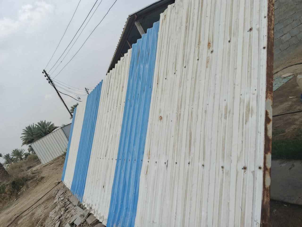 قمريه للبيع طول 10 امتار والعرض 3 امتار حديد 2 ملم دنك وياهه عدد 4 قوي سعر 400 
رقم ***********
