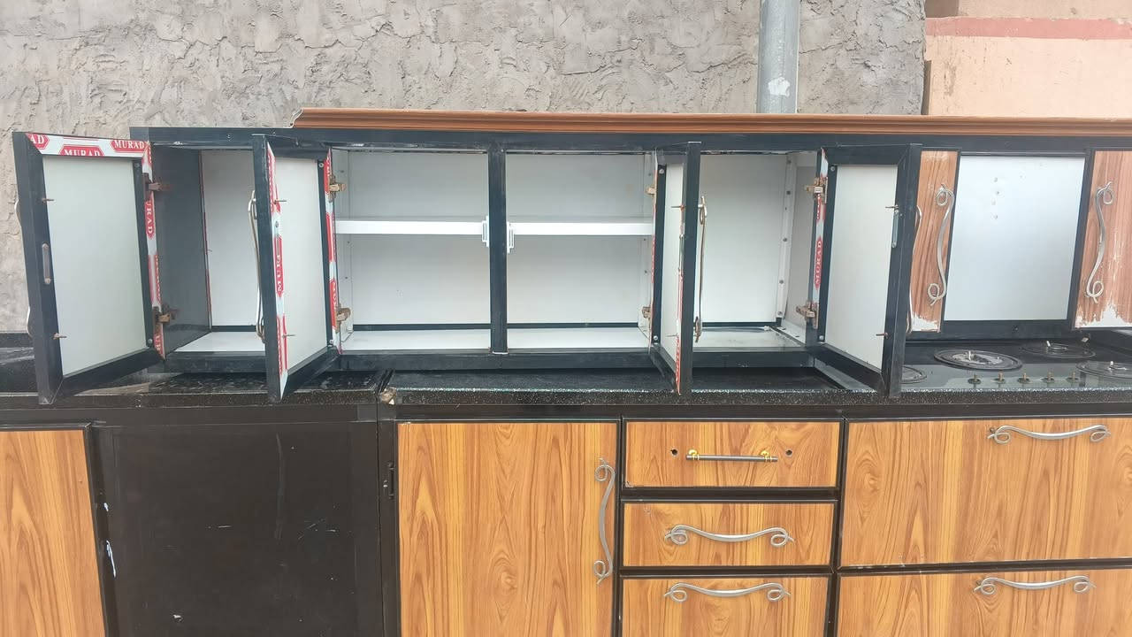 كاونتر للبيع هو و الطباخ ماله السعر 250 وبي مجال المكان حي العروبة اتصال على رقم ***********
