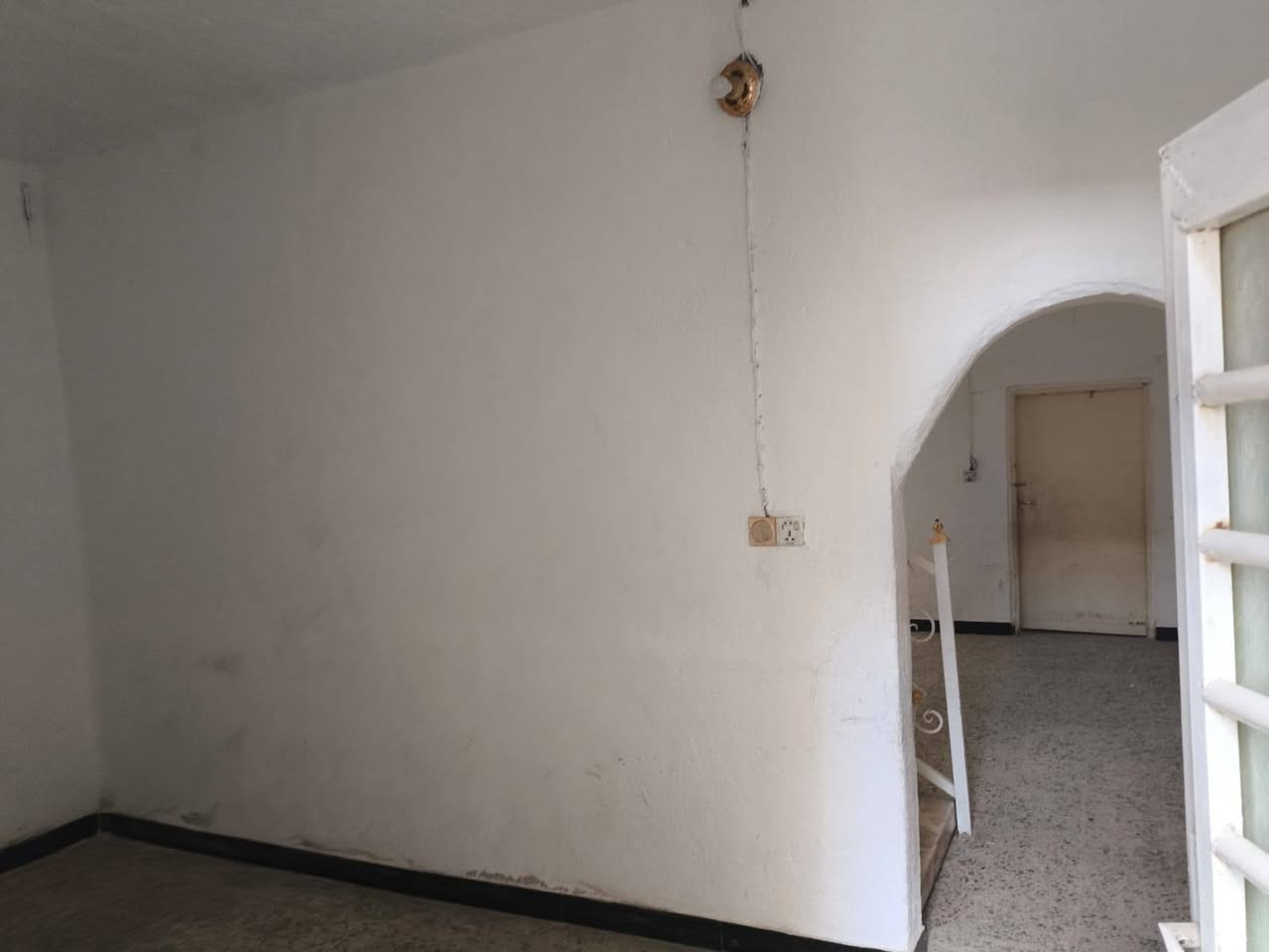 ١٠٠ متر غرفه وصاله ومطبخ وستقبال حمام داخل حمام خارج ماي كهربا مولد بيت كامل كله كاشي عالي عن الشارع حي النداء بصف شارع المكاتب قرب موقف الكيات بشارع المدرسه رهنه 20 مليون 

***********
رقم صاحب العقار
