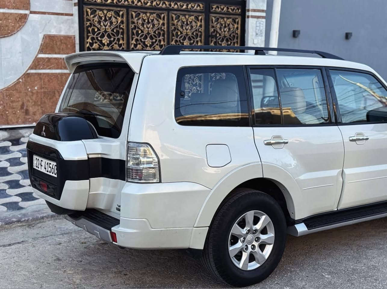 السلام عليكم 
للبيع باجيرو حبتور اصلية 
-موديل 2016 
-فتحة سلايد 
-كراسي جلد وكهرباء 
-دمام 
-تحكم مقود جهتين 
-شاشة وكامره دواره بلاديه 
-تبريد 3 قطع 
-محرك 3500 المرغوب على وضع الشركة 
-رقم شمالي سنوية جديدة و تحويل مضمون 
-السيارة بيها مكانين صبغ اثر شخوط شرط بدون حادث ( نص الجاملغ الخلفي وفوك الباب الخلفي فقط ) 
-مكان السيارة بالنجف وسعرها 168 ورقة 
-للاستفسار ***********
