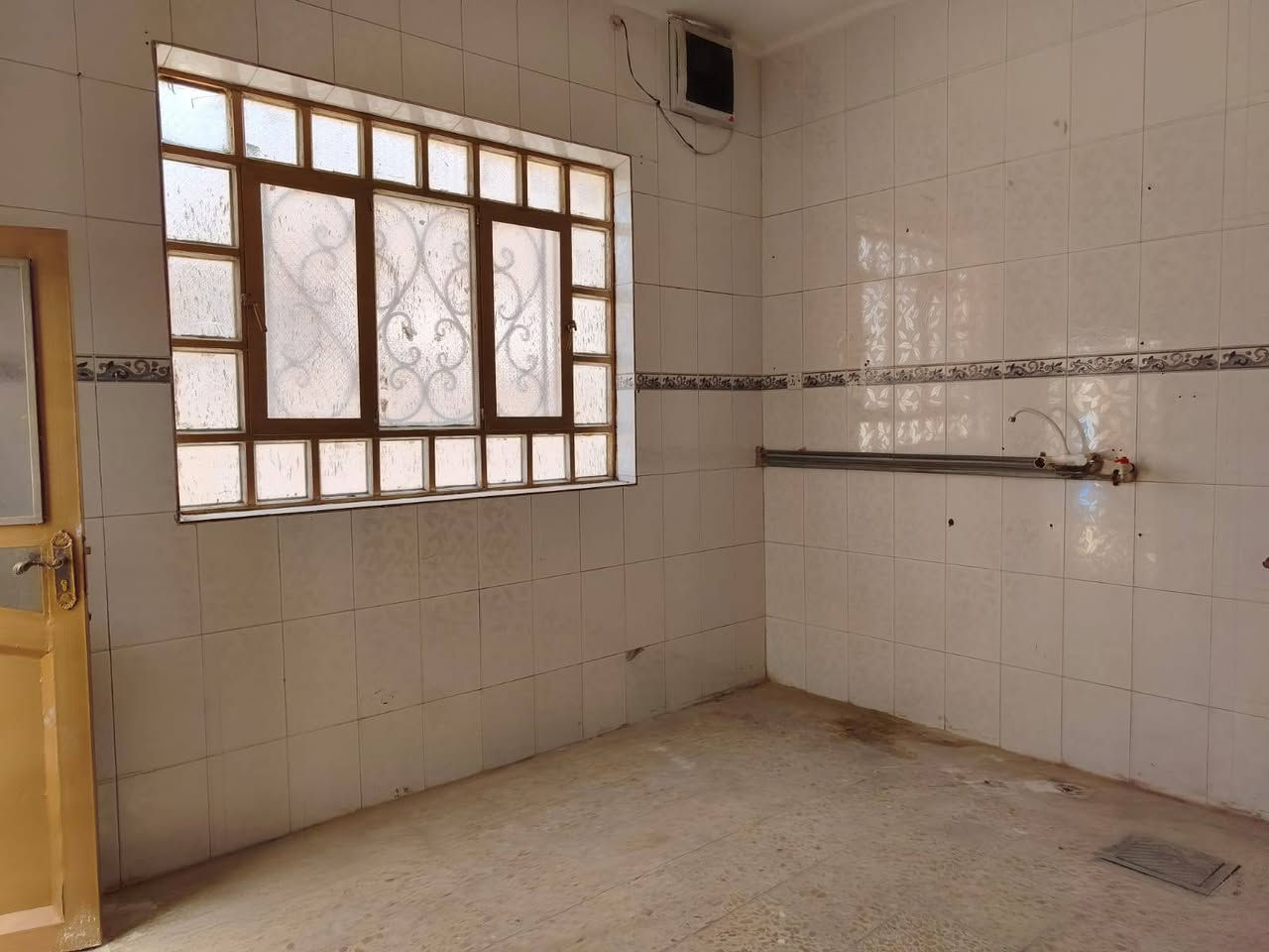 السلام عليكم بيت للبيع  مساحه ١١٠ متر يصلح حسينيه طابو زراعي سند ٢٥ طابق واحد منطقه راقيه    حي الامين قرب مجسر الامام العباس عليه السلام مقابل القضاة يبعد عن الامام تقريبا اقل الكيلو   للاستفسار  ***********
