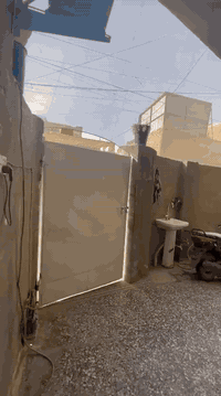 بيت ١٠٠ مربع واجهة ١٠ ونزال ١٠ يحتوي علة استقبال ٥ وعرض ٣ وغرف نوم ٢ ومطبخ مثل ما واضح في الصور كراج كاشي درجة اولى وترك خلفي وبيتونة  خدمات المنطقة فول كهرباء مجاري وماء وتبليط للباب منطقة صليخ ال٦٠٠ بستان اليهودي 
خلف شركة تيوتا سعر ٨٠ وقابل لتفاوض وهاذ رقم ***********
