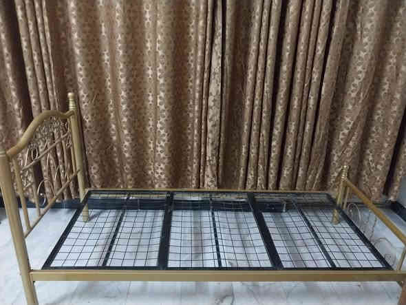 السلام عليكم
سرير نفر ذهبي اخو الجديد ب٥٠  قابل للتفصيخ والشد شارع فلسطين للاستفسار ***********
