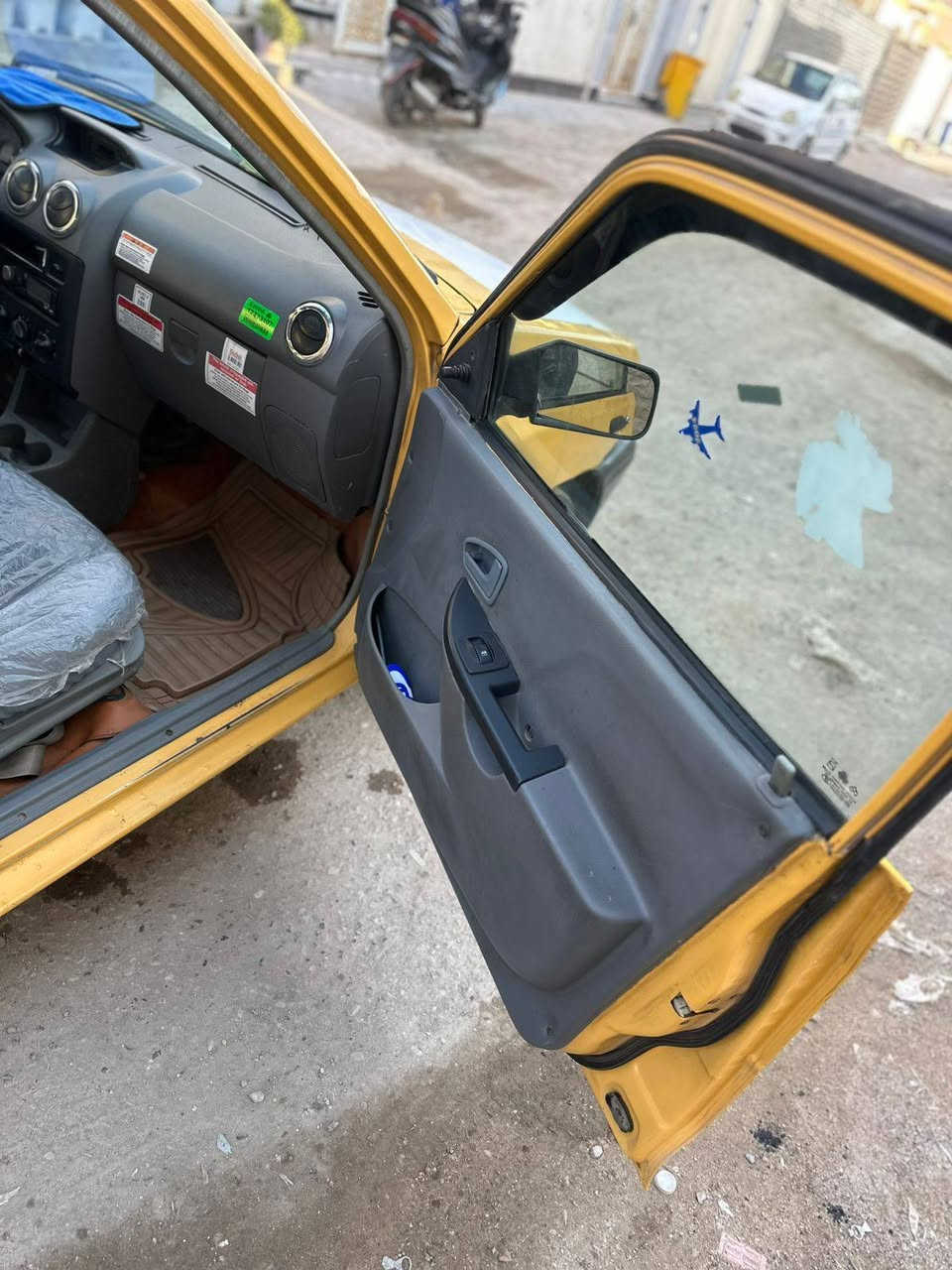 السلام عليكم سايبه للبيع 2013 مكينه خير من الله ول كير بس الرابع يفلت سيار نضيفه كدام عينك بل صور واضحه فقط الجاملغ الامامي من يم فتحت الباب شوي بي خسفه مو ضربه  موضح بل صوره  شواصي خير من الله رايده ب28 وبيه مجال المكان بغداد الدوره رقم *********** بي واتساب اي استفسار على اتصل
