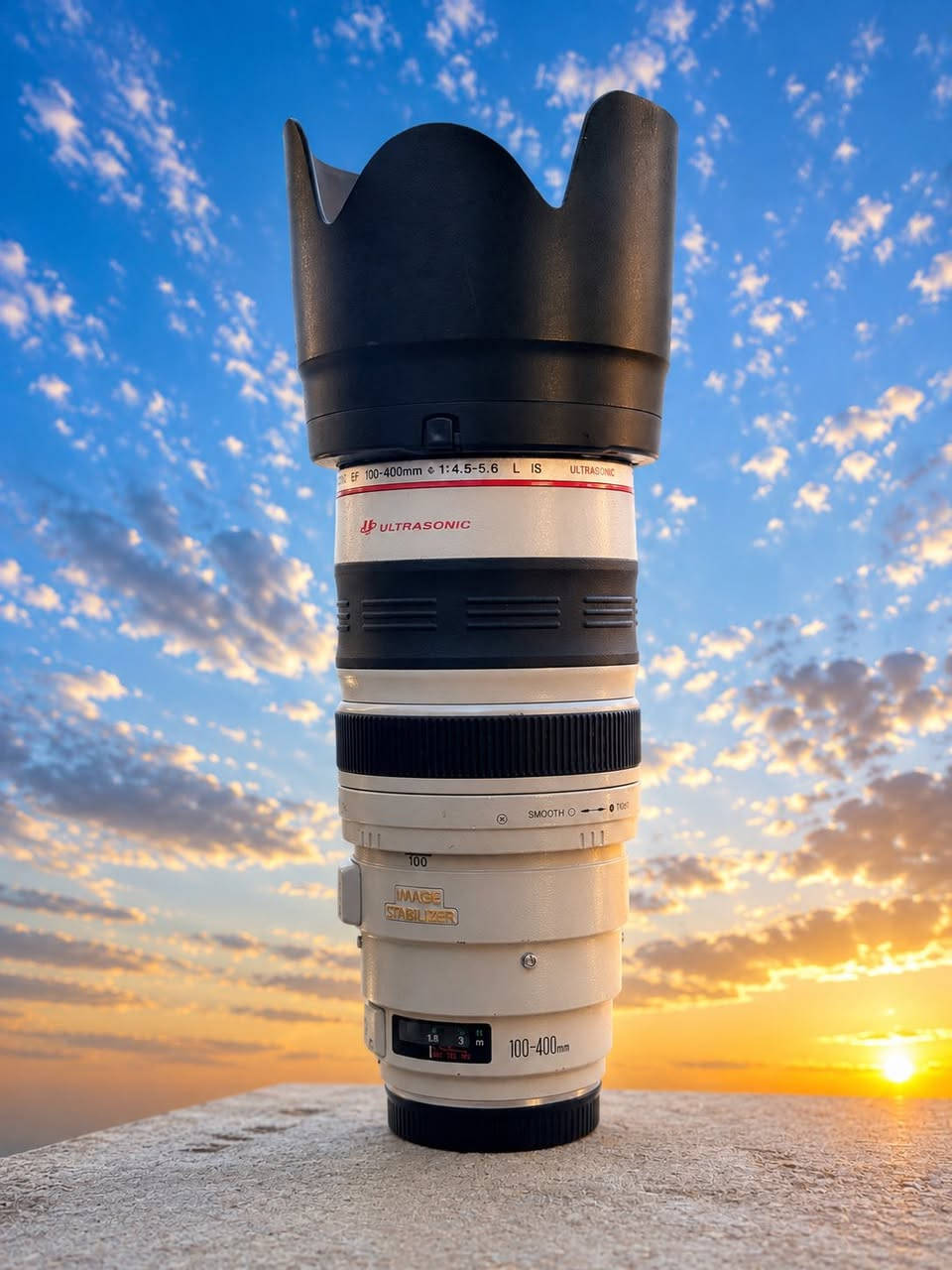 Canon EF 100-400mm f/4.5-5.6L IS USM
عدسه كانون رياضي 

* النوع: عدسة تليفوتو زوم احترافية
* البعد البؤري: 100mm إلى 400mm
* فتحة العدسة: f/4.5 – f/5.6
* المونت: Canon EF (لكاميرات كانون DSLR فل فريم وكراب)
* السلسلة: L Series الاحترافية
* مانع اهتزاز: IS Image Stabilizer
* محرك فوكس: USM Ultrasonic سريع وهادئ
* حجم الفلتر: 77mm
* أقل مسافة تركيز: تقريبًا 1.8 متر
* الوزن: حوالي 1.38 كغم

مميزات العدسة:

* ممتازة لتصوير:
    * الطيور
    * الرياضة
    * السيارات
    * الحياة البرية
    * القمر والطبيعة
* عزل وخلفية (بوكيه) جميلة جدًا
* فوكس سريع وقوي
* جودة حدة ممتازة خصوصًا بالنهار
* جسم متين احترافي
 
العنوان : بغداد / توصيل موجود لجميع محافظات العراق 
للاستفسار او المزيد من كاميرات التصوير  
*********** ( اتصال او واتساب )
