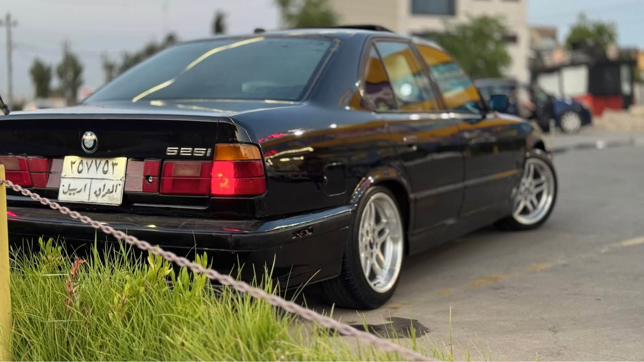 Bmw 525i ١٩٩١فوول فوول مواسه فات ته نها گير عادييه سبوخ حامه 
جه مپه كى خه فيفى پيش هه يه له گه ل جامولخى بشته وه ى لاى سايه ق كه ميكى گرتيه به لام ناو عه وز به شه رت گيرو مه كينه به شه ر كؤم پريسه رى ته بريت پيوه يه بؤ زانيارى من خاوه ن سه ياره نيم ئه وه ره قه مى خاوه نيتى *********** أربيل, العراق
