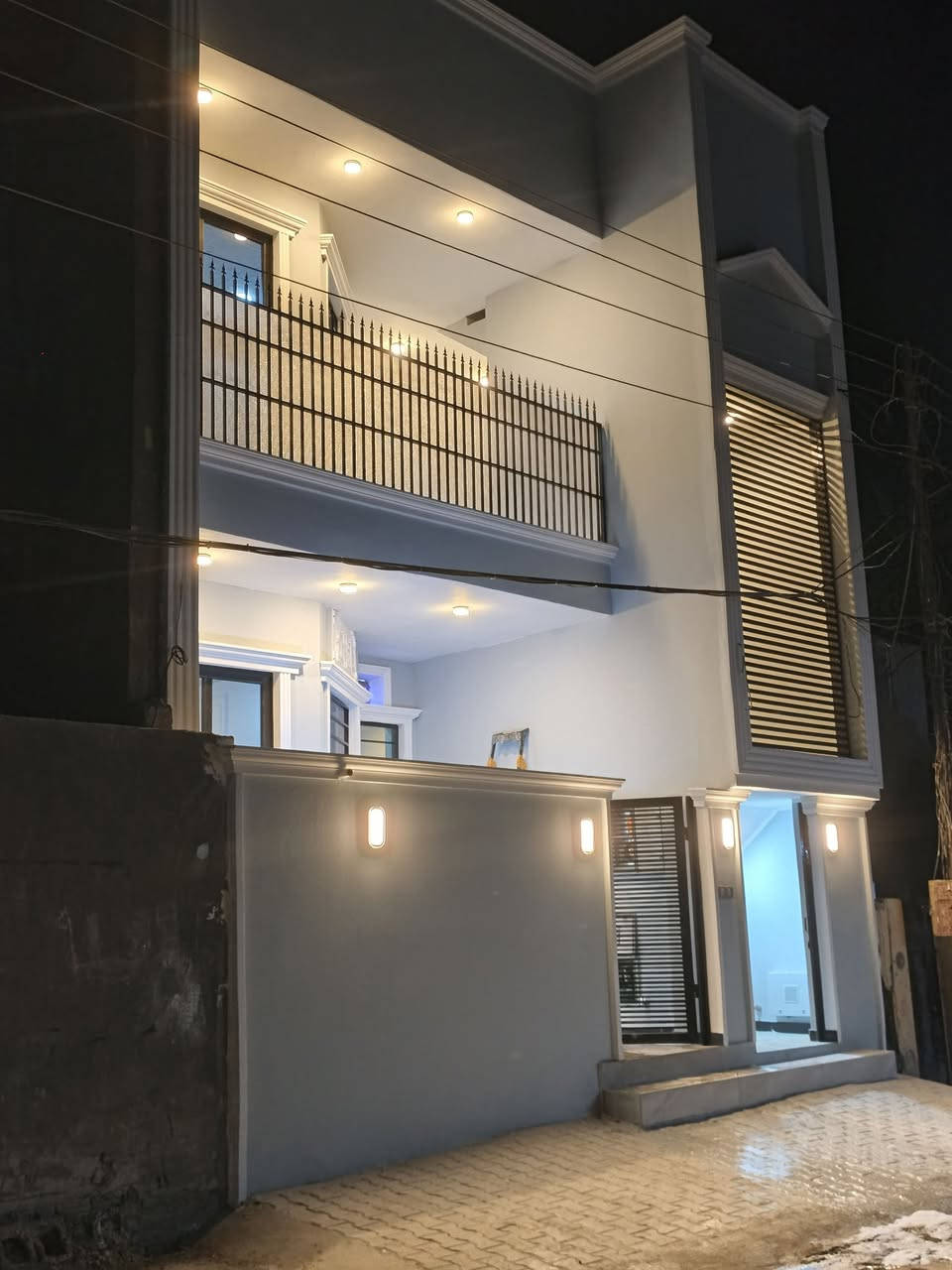 مشتملات جدد عدد ٢ للبيع 
🟥 بناء حديث 2025  مع كافة الخدمات متوفر في كل بيت
🟥 نضام انترنيت ، نضام كامرات لكل بيت ، نضام بواري سبالت لكل الغرف الى السطح بدون ما تحفر للسبالت
🟦 الموقع ، حي المعلمين قريب علمدينة العاب، مقابل الحديقة الوسطانية ، 
🟥 مساحه ١٥٠ متر 
🟧يحتوي على ٢ غرف نوم مع
🟧 استقبال و صالة ومنور ومطبخ 🟦كل بيت  مع مجموعة صحيات 🟦معزولة خارجية وداخلية 

=======================
للأستفسار ***********
