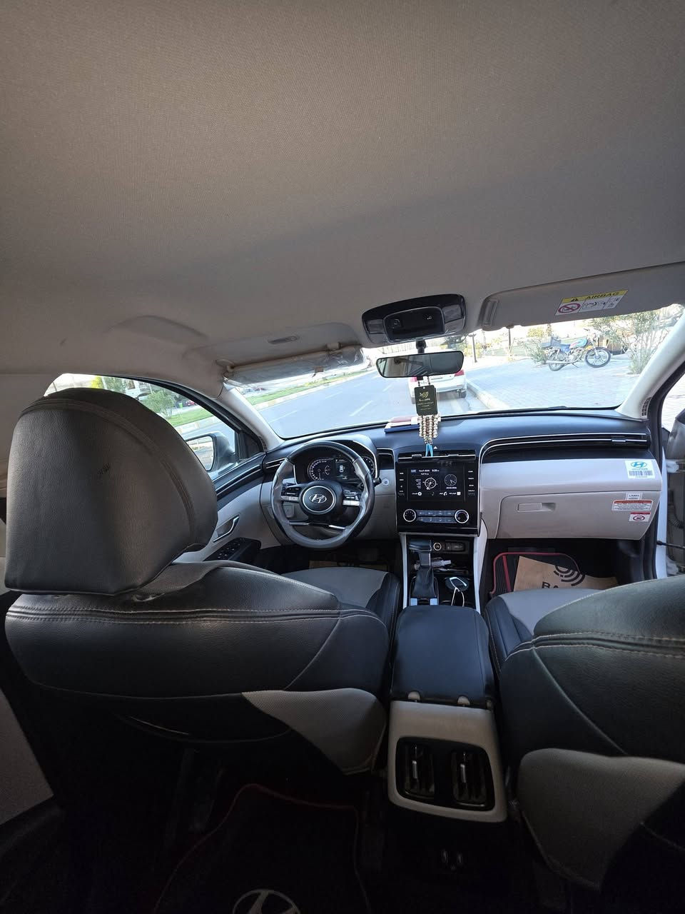 توسان خليجي 2020 رقم اربيل
محرك 2000  دوش  اقتصادي بلادي
ماشيه 80 الف
بانزين عادي تاخذ اقتصاديه
تبريد قطعتين  ثلج
حساسات امامي وخلفي
سنويه بأسمي
سيارة جديدة مال جناي
للتواصل على الهاتف  اتصال ***********
