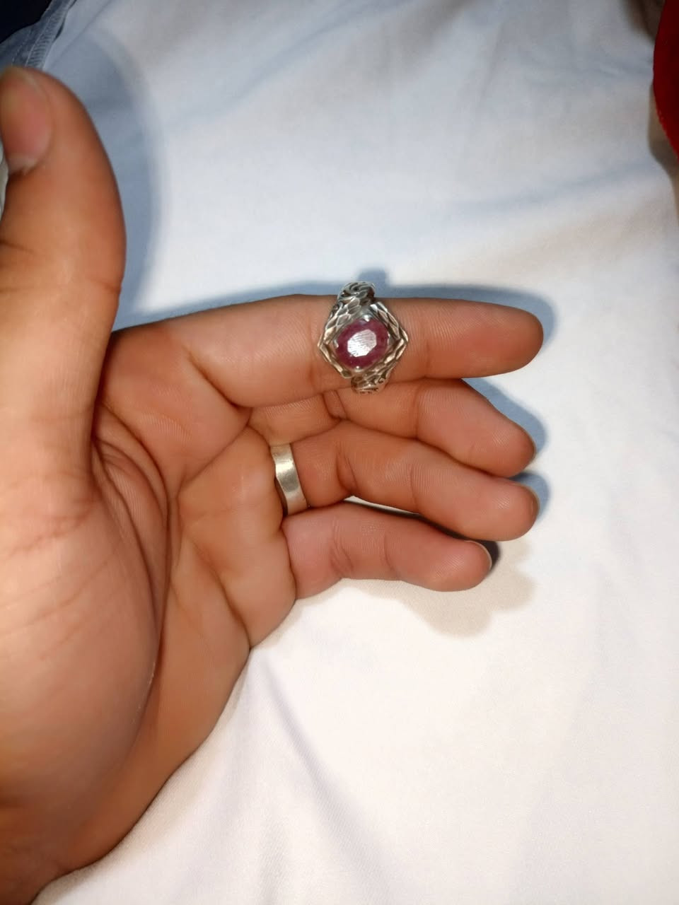 السلام عليكم 
للبيع ياقوت افريقي 💎
فرط الرمان قديم جدآ 
صياغة عراقيه ثقيله 
قيم بل يرضي الله 
عنواني بغداد شارع فلسطين 
***********
