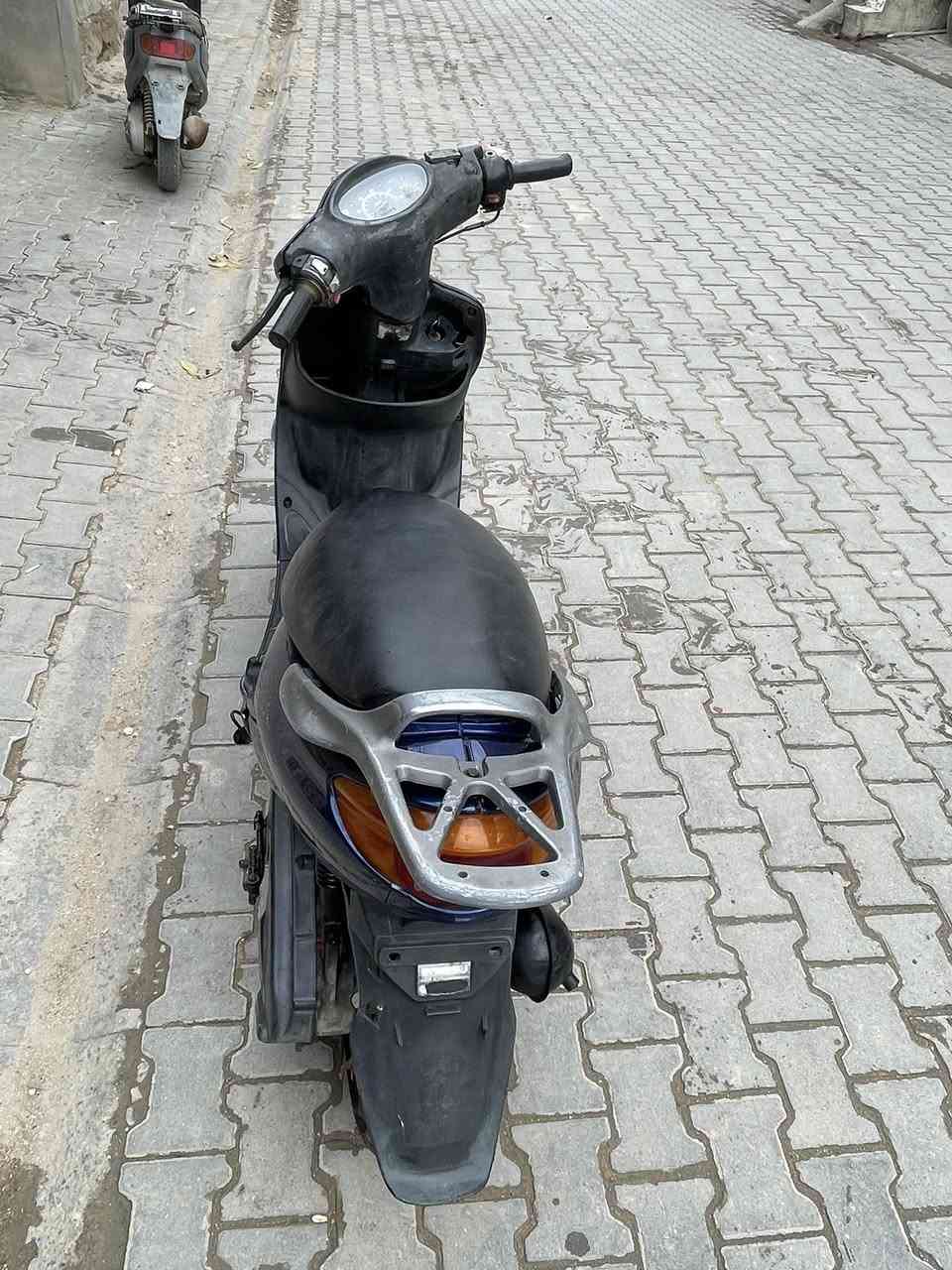 السلام عليكم
دراجة اكزز مفتوحة مرة وحدة تجفيت اصلي 
كهربائيات شغالة مكاني طويريج سعرهه (200)وبيها مجال للشراي 
***********
***********
