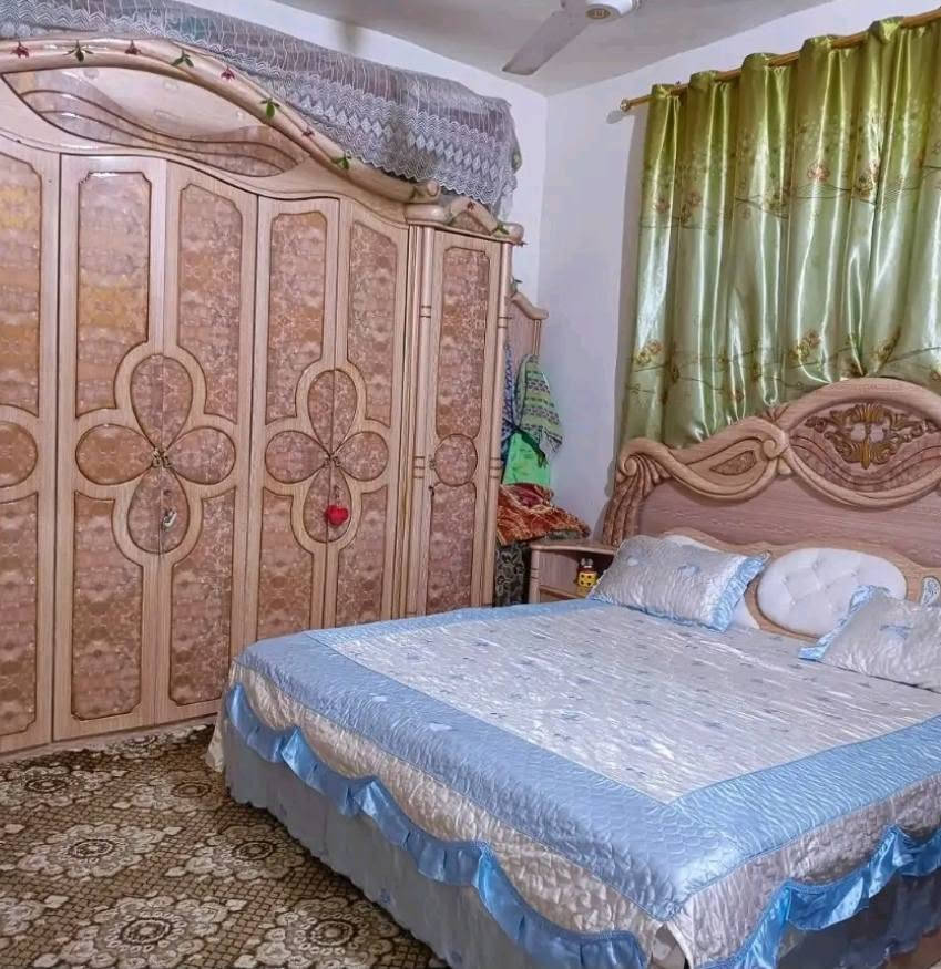 بيت للبيع في كربلاء طويريج مليببج المساحه 100 واقع حال 140 طابقين يتكون 3غرف نوم صاله عدد 2 واستقبال وصحيات وطارمه ومطبخ ومتوفر كافه الخدمات ماعدا تبليط قريب على شارع الزوار السعر 60 وبي مجال رقم هاتف ***********
