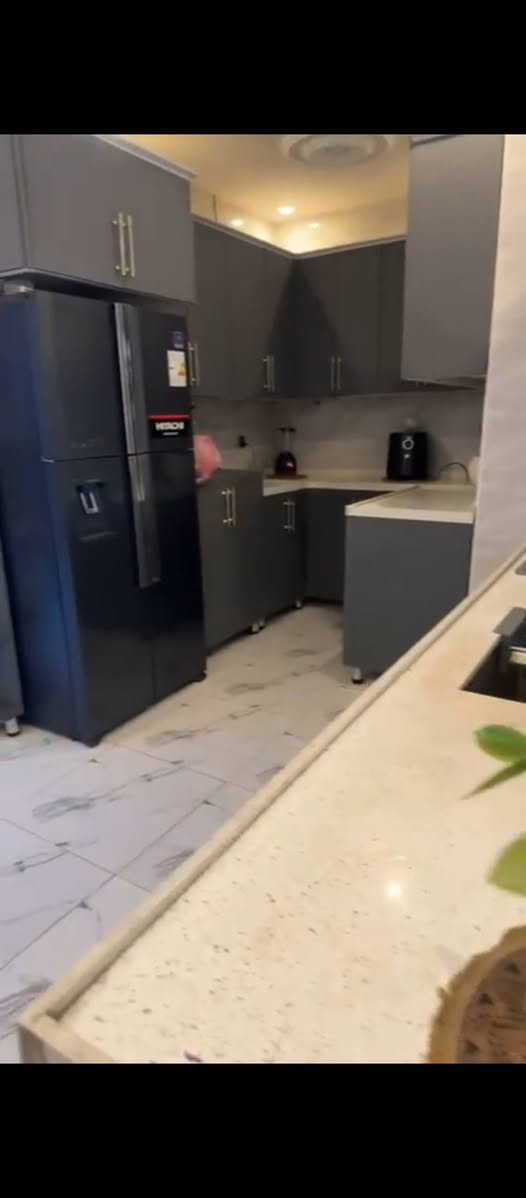 السلام عليكم دار للبيع الثعالبه🛑
200متر عالشارع مقابيل مدرسه الطليعه طابق واحد يتكون من غرفتين وكراج وحديقه استقبال .هول ومطبخ موقع تجاري طابو صرف  الاستفسار الانتصال ع رقم 
***********
