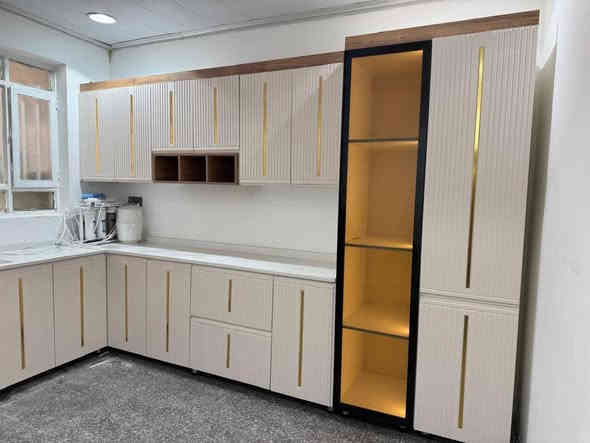 للبيع كاونتر جديد تفصال مو مستعمل شغل درجه ولى خشب تركي أصلي وبيه ضمان خمس سنوات عازل للرطوبه والوساخ والدهون والوساخ وسهل التنضيف متوفر جميع القياسات والموديلات والوان حسب طلب بس 950 والشد والتوصيل مجاني وضاءه هديه للحجز والستفسار واتساب ***********
