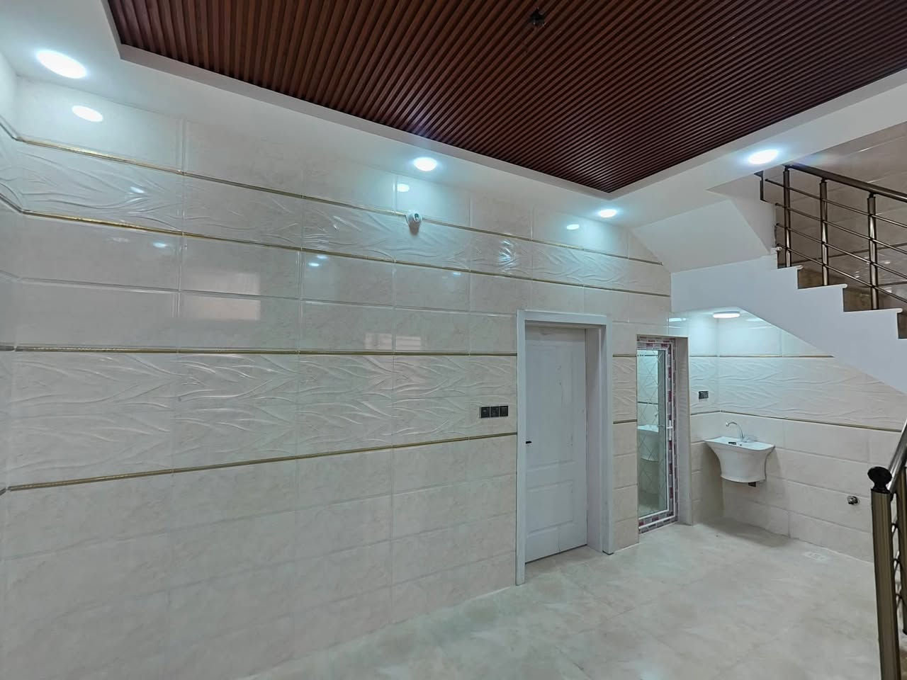 اللهم صلي على محمد وال محمد 🌹 سعر مناسب 🌹
يوجد بيت 70 متر طابقين طابوك في كربلاء حي العباس مقابل حسينية صاحب الزمان عليه السلام  
منطقة سكنية تتوفر فيها جميع الخدمات تبليط 8 متر 
يتكون البيت من 3 غرف  وصاله ومنور ومطبخ وحمامات عدد 3 
طابو زراعي قرار محكمه سند 25 الاستفسار 
للأتصال او واتساب *********** *********** *********** كربلاء, العراق
