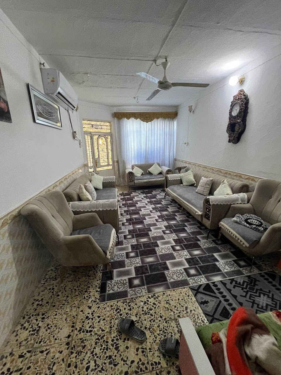 🏡 بيت للبيع – فرصة مميزة
📍 الموقع: العرضات، قرب الجامع الأزرق
📐 المساحة: 150 متر (7.5 × 20)
📄 الطابو: صرف وباسمي

🔹 الطابق الأرضي:

- غرفتا نوم
- صالة
- استقبال
- مطبخ
- منور
- صحيات داخلية وخارجية
- كراج سيارة
- تشطيب كامل كاشي وسيراميك
- بناء نظيف سنة 2011

🔹 الطابق الثاني:

- غرفتا نوم
- صالة
- صحيات جاهزة
- ديكورات وسيراميك
- غرفتان أماميتان بحاجة إلى تسقيف فقط
- السطح معزول بمادة الإيزوكام
- البناء سنة 2023

💰 السعر المطلوب: 160 مليون دينار
📌 ملاحظة: البيت عكادة، والسعر بي مجال قليل 
***********
