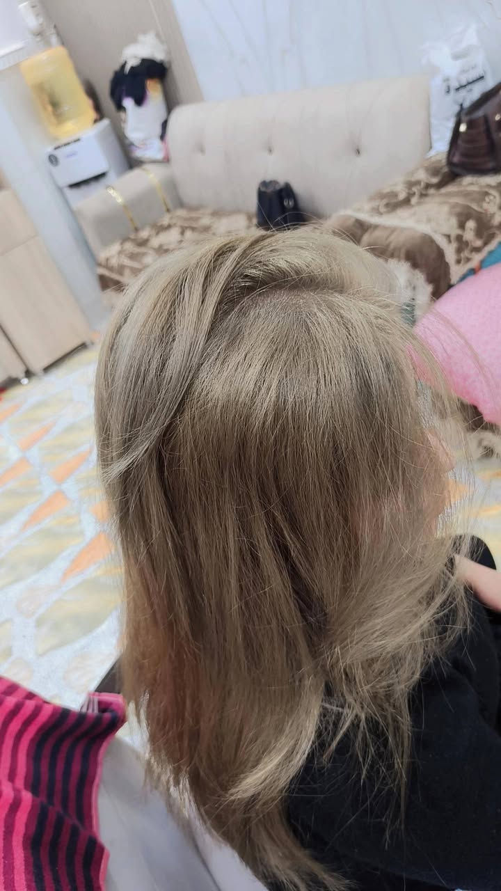 مساء الخير بنوتات 
صبغ حسب طلب الزبونه شقارات على رمادي 
استخدام الوان بنية مدة طويله 
الزبونه تفاجأت من الون 
صالون ڪوافيرة جنى 🤍
العنوان.. 
بابل _المسيب_حي المعلمين الاولى _فرع مطعم المعموري *
للحجز خاص او الاتصال على الرقم واتساب ***********
اهلأ بكم في أي وقت🌼🌼
