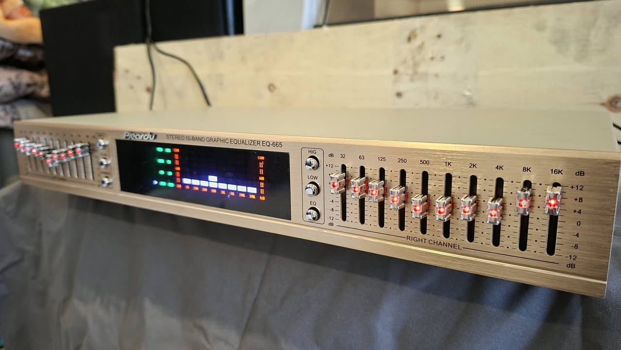 سلام عليكم 
ايكوليز من ماركة pleardu صناعة الصين 🇨🇳 جديد ما مستخدم بالكارتون 
حجم لارج صوت بي نقاوه 
سعر ١٢٥ الف للاتصال *********** كركوك يوجد توصيل كافة محافظات
