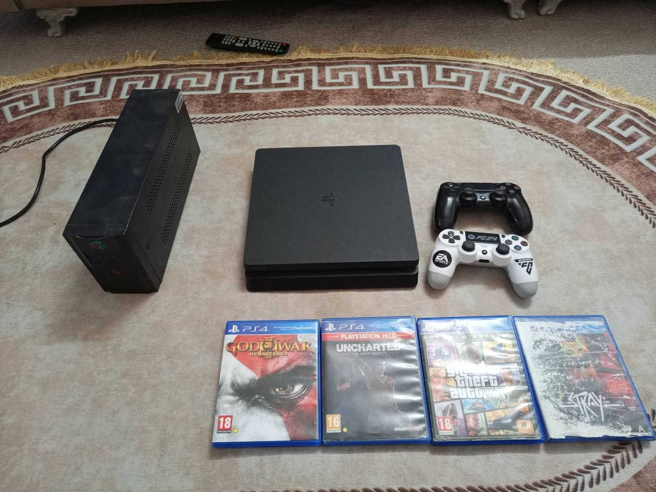 السلام عليكم بلي فور سلم ممفتوح النضافه فول كامل ملحقات 2جويستك وحده اصليه والثانيه تجاريه مع يو بي اس1500 واقراص عدد اربعه كما موجود بل صوره مكاني  بغداد الكريعات السعر 275🔒 ***********
