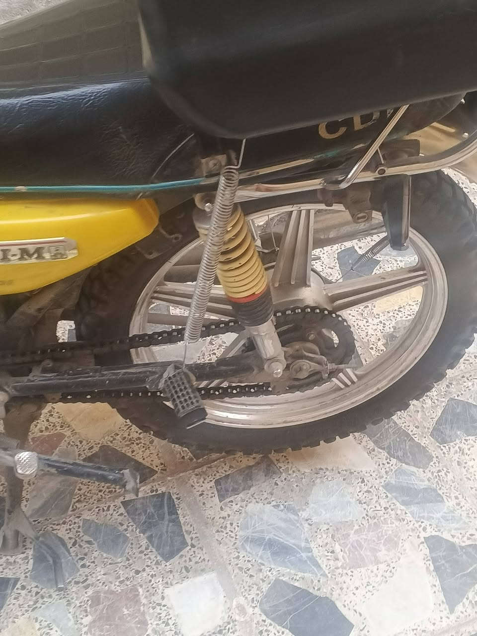 للبيع سعرها 600 وبيها مجال مكينه نظيفه برغي ما مفتوح بيها مكاني بغداد حي أور  هذا رقمي ***********
