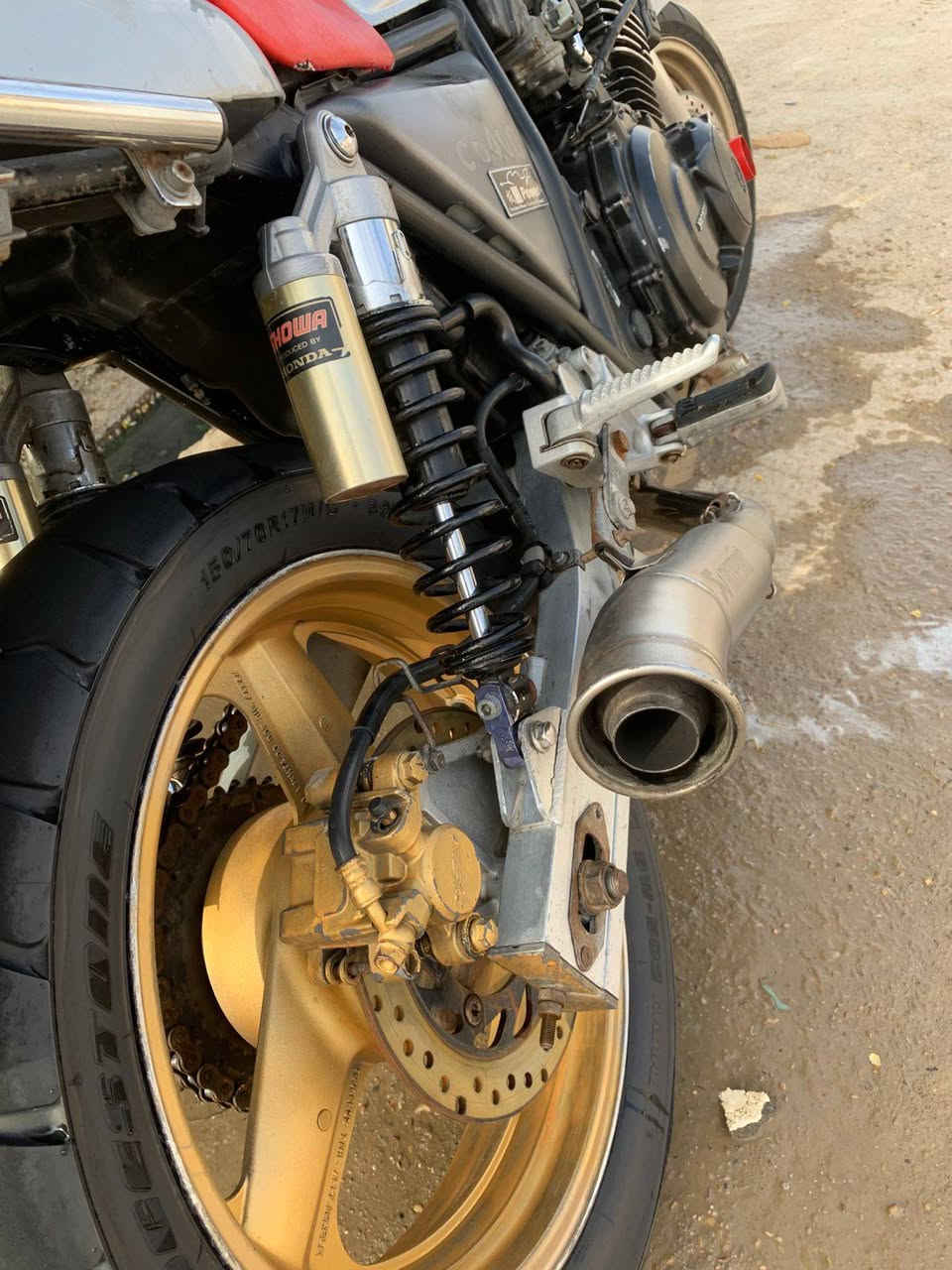 سلام عليكم. 
cb400

جيل اول. ١٦ ولف. 

اوراق كمرك مدفوع. 

مكينه خرسه. تشغيل نكره. 

نضافه نفس الي بصوره. وانضف بعد 

نعومه وشلعه كلش حلوه. 

المكان ناصريه. قضاء الرفاعي. 

***********.
