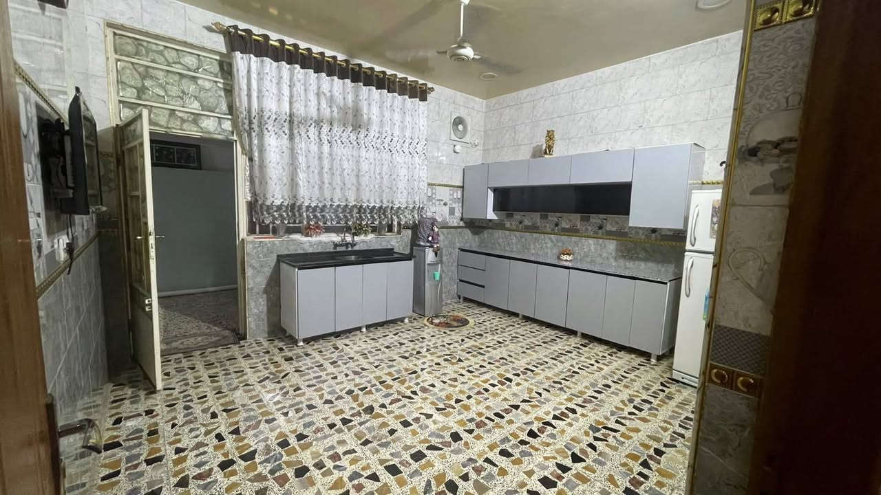 السلام عليكم بيت للبيع مساحه ربع دونم زراعي جاهز  من كلشي طابقين   الطابق الاول يحتوي على استقبال مع كلدور مع هول مع صالة مع غرفة مع حمام مع مطبخين داخلي وخارجي مع الصحيات الداخلية والخارجية والطابق الثاني يحتوي على غرفتين نوم مع صالة كبيره الخدمات خط مولد مع المجاري خارجية مع نت مجاني مفتوح ولا السلامه للاستفسار اكثر الاتصال على الرقم ***********
