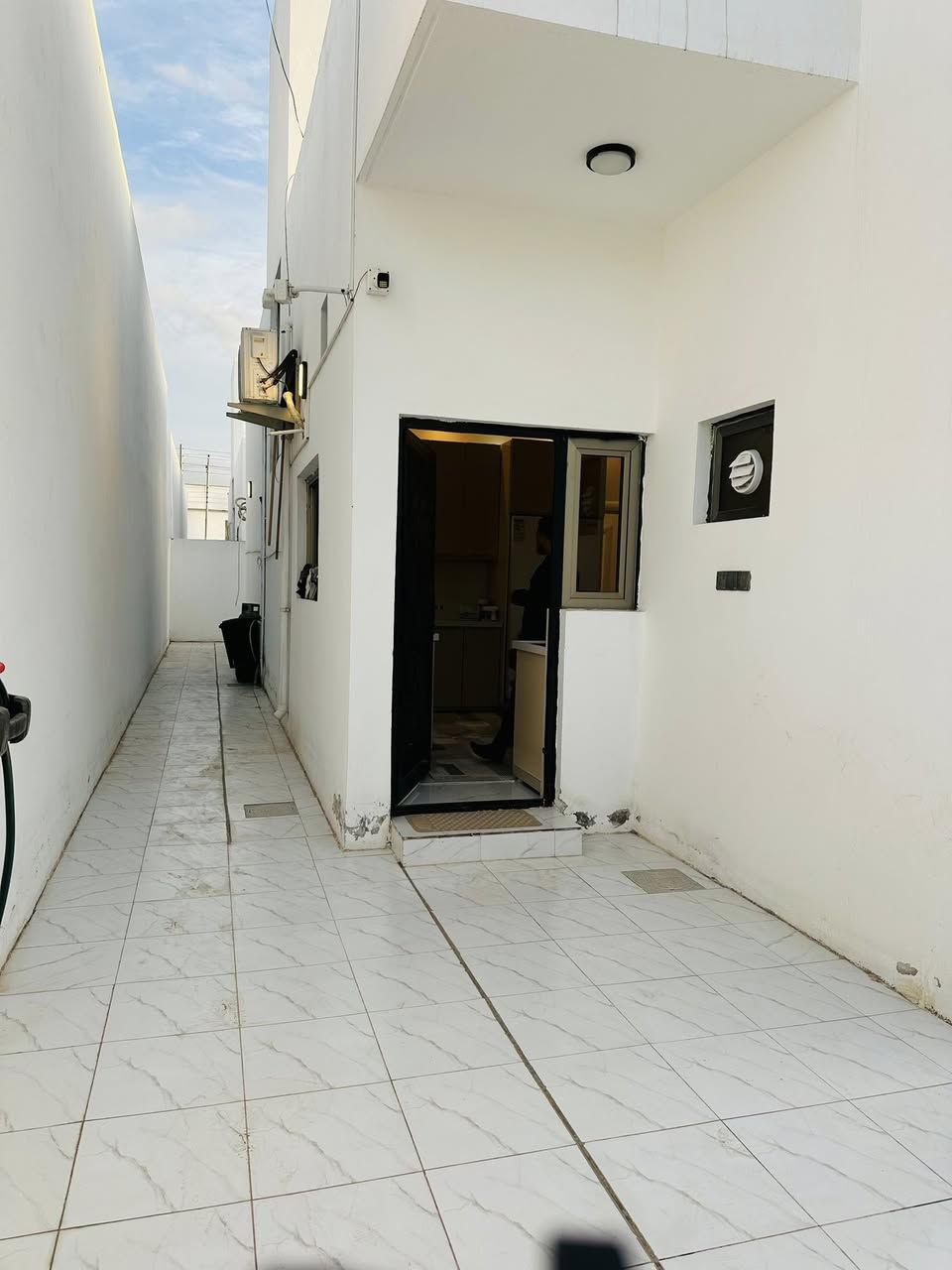 مجمع السلطان السكني
المساحه ٢٠٠ متر طابق ونص 
٣ غرف نوم 
صاله 
استقبال 
مطبخ 
بيع مع الاثاث كامل 
 السعر ١٩٩ مليون وبي مجال 
للاستفسار وباقي التفاصيل 
***********
