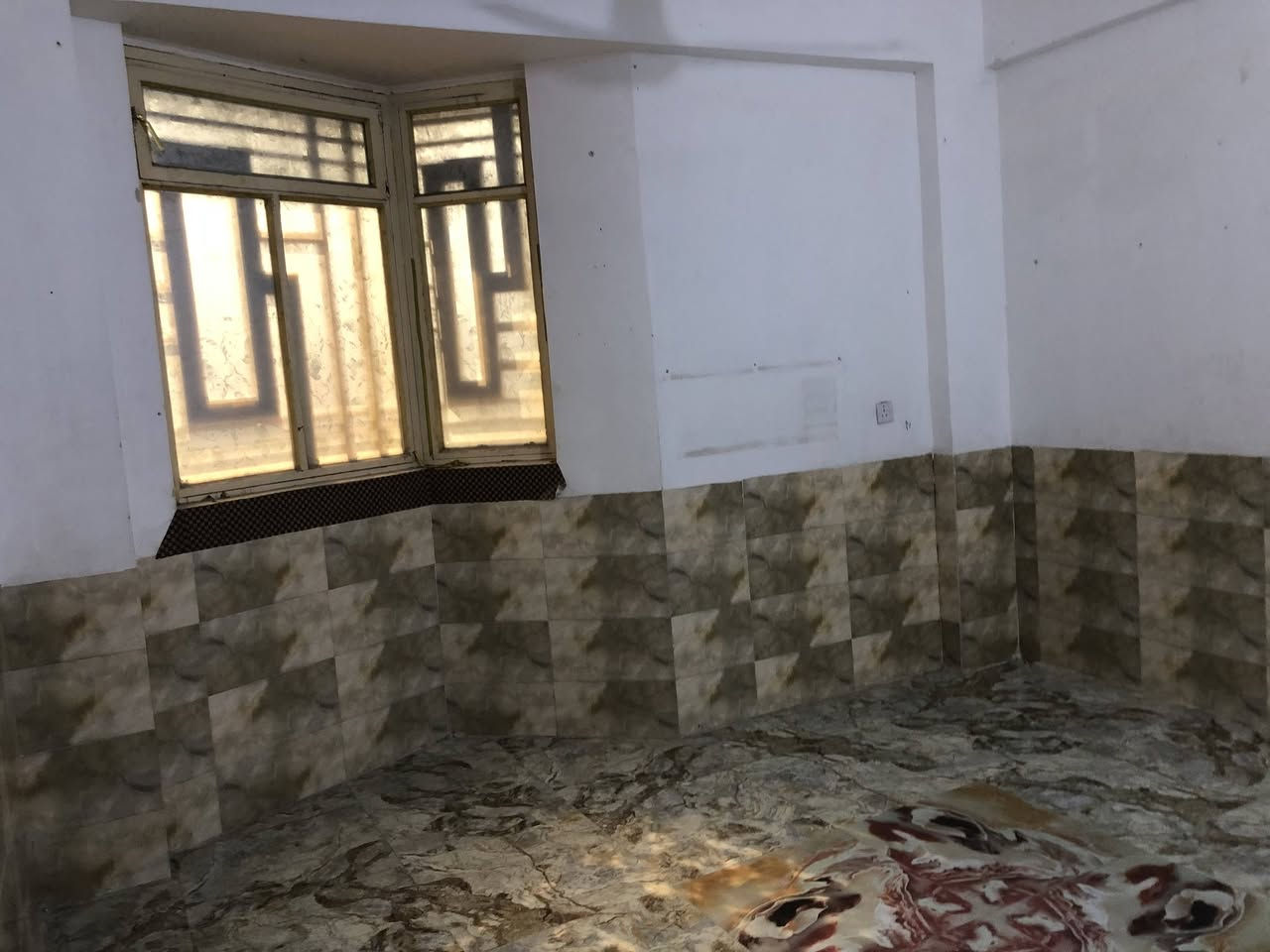 شقه سكنية طابق ثاني للايجار
بسعر 200 الف 
الشقه تتكون من : غرفه + صاله+مطبخ+ صحيات 
بناء جديد ونظيف جدا
يتوفر فيها خدمات : خط مولد ذهبي + سخان ماء + ماطور ماء وخزان + كاونتر وطباخ + كامرات
تتوفر في المنطقه جميع الخدمات
ملاحظه: نعتذر عن الايجار لغير العوائل الصغيرة
اجور المولد والوطني والماء ليس من ضمن سعر الايجار وتكلتها 25 الف كل شهر
المنشور من مالك البناية ولسنا مكتب دلالية
العنوان: كربلاء - حي الغدير - بدايه ركن حي الغدير - نهاية سايدين مستوصف العلوية
للستفسار ***********
