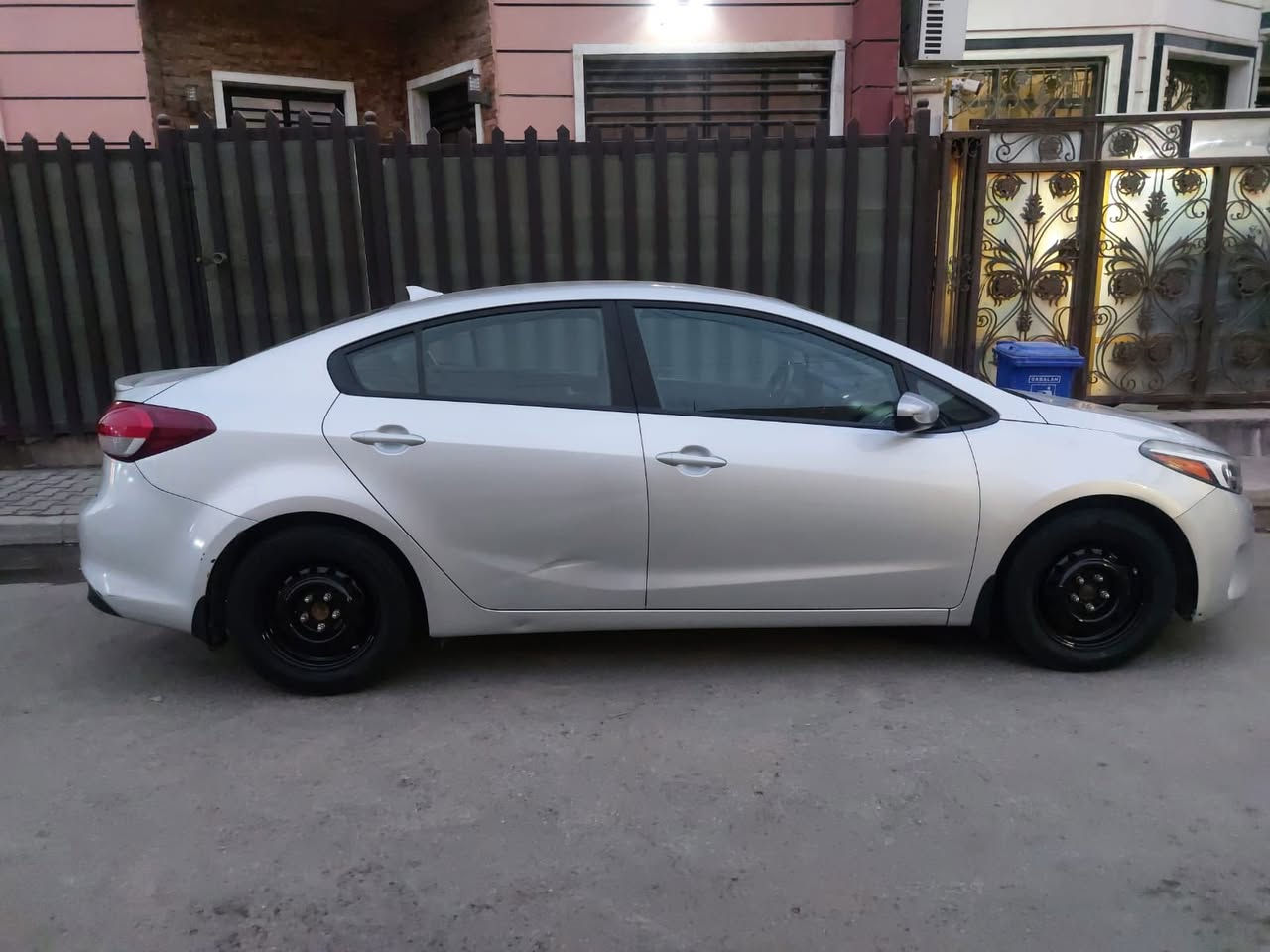 السلام عليكم
كيا فورتي موديل 2017 وارد امريكي
حادثها جاملغ خلفي وتبديل قبغ الجنطة
البجم كبس بدون ايرباك
تخم تاير جديد كير ومحرك (كفالة)
ماشية 125 الف
رقم الهاتف ***********
السعر: 118 وبيها مجال قليل
العنوان: بغداد / السيدية
