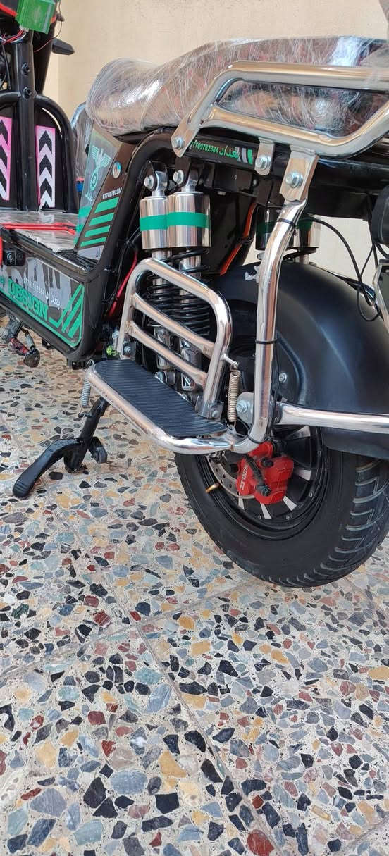 سلام عليكم  شحن حديث للبيع  استعمال قليل بعده جديد مستعمل شهر ونص فقط 6 بطاريات  مسطره حجم كبير الموطور بعده على وضع الشركه كم مرى ماشي بالشارع فقط حساسات امان نشرات محيطيه لد حتى بالتاير يشتغل بصمه وجهاز سماعات خارجيه وداخلية مضخم صوت ستريو بلوتوث ام بي ثري لاسلكي مواصفات مفوله  الدراجه بعدها على وضع الشركه سعرها 725 وترهم مراوس للاستفسار مراسله الصفحه او الاتصال *********** بي واتساب
