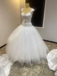 عندي بدلات اعراس جدد بس مخزونات ينرادلهن غسل وكوي العدد 250 بدلة اذا ش...