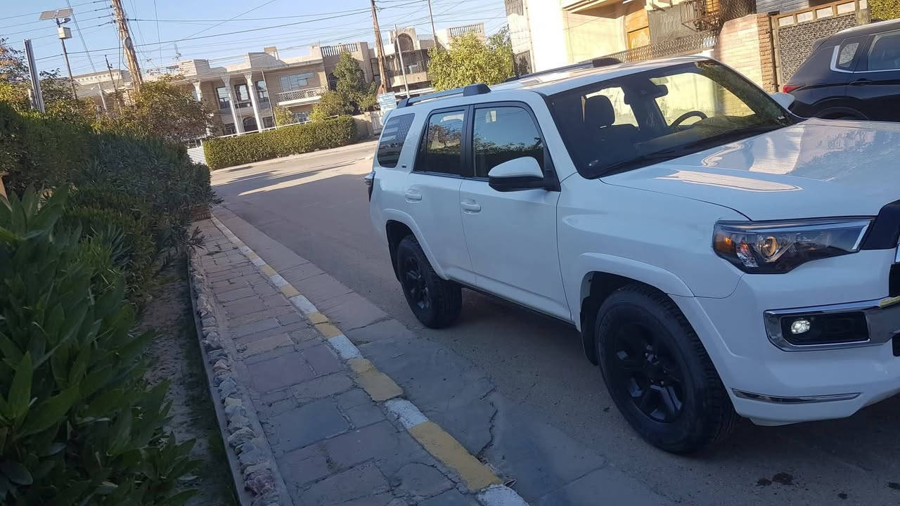 السلام عليكم ورحمة الله وبركاته
فور رنر لون ابيض صدفي Sr5 موديل ٢٠٢٢ 
كير محرك v6  مكفول كفالة بلادي 
تبريد ثلاجة
رادار امامي
بصمة ابواب بصمة تشغيل 
فول تحكم ستيرن جهتين وتدفئة بالستيرن
شاشة كبيرة مع كامرا دوارة
نظام تحديد مسار 
نظام مانع انزلاق
٣ أنظمة قيادة ايكو ، نورمال ، سبورت
كشنات كهرباء، 7 راكب 
حساس امامي + خلفي
هوك خلفي 
السيارة ماشية ٥٧ 

اخوان حادث السيارة خفيف جاملغ وبنيد بدون دواخل  بدون شاصي نهائياً
السيارة  رقمها بغداد الرقم الجديد بأسمي شخصيا
مكاني بغداد غزالية سعرها ٢٨٩ وبيها مجال كلش بسيط 
وما اعتقد اكو هيج موديل بهيج حادث بدون شاصي مع الرقم بهيج سعر 
***********
