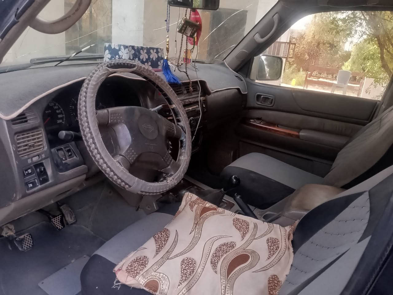 نيسان باترول للبيع سياره جديده بلاد مال جناي موديل1999رقم بصره سعره ٩٠ وبيه مجال اتصل ***********
