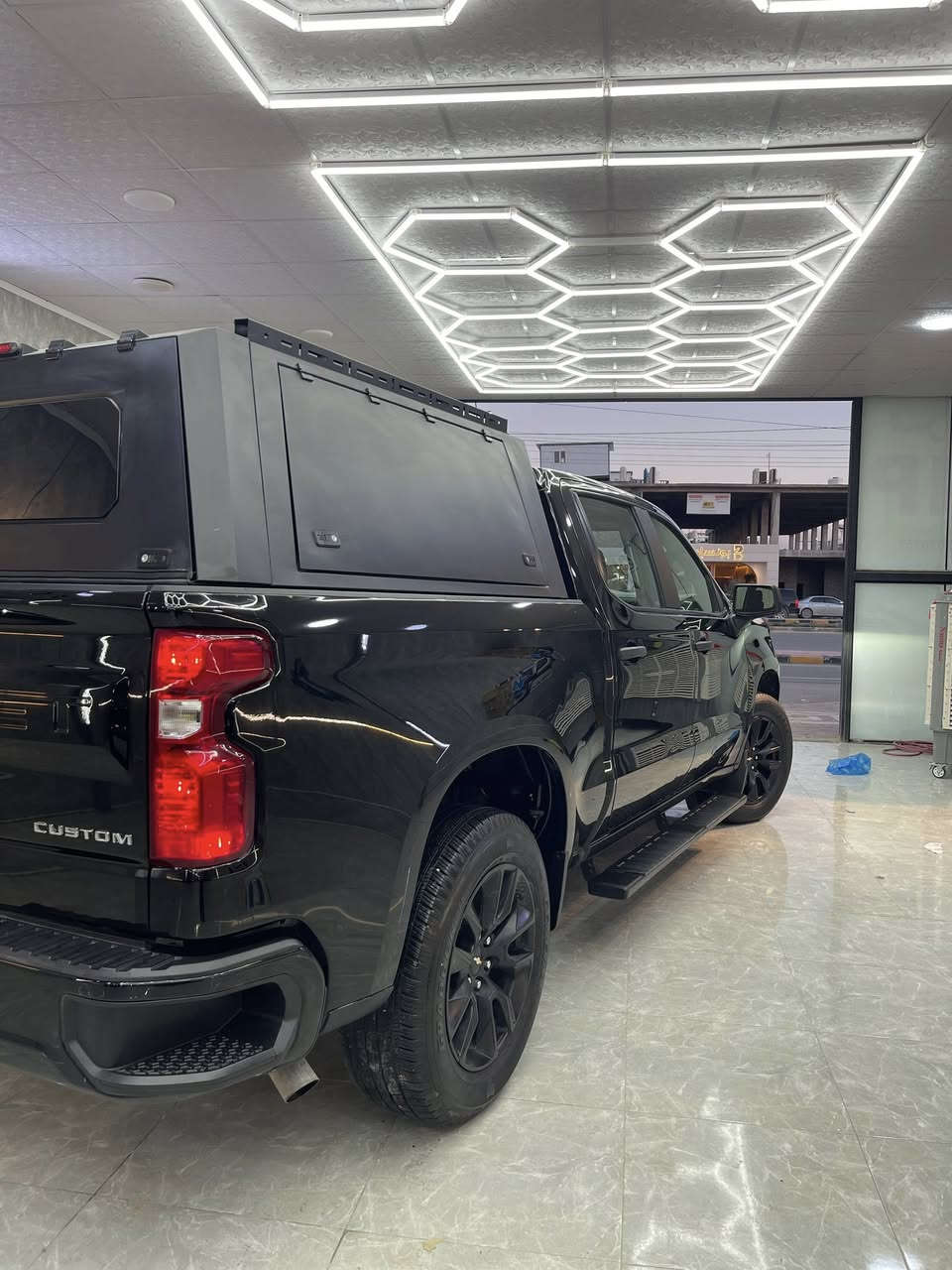 للبيع : شوفروليت سلفرادو 
Chevrolet Silverado
لون اسود ملكي  
والمرغوب (باب طويل بدي قصير)
 موديل : 2023 
مكينه : 2700 تون تيربو / 4 سلندر 🚀
كير : تعليك 8 سرعات  
ماشيه : 30 ألف Km فقط
رقم : أربيل دولي  بسمي تحويل ثاني يوم
  
رقم الشاصي : 1GCPABEK9PZ215092

(المواصفات)
1- بصمه 
2- تشغيل عن بعد 
3- فتح النوافذ عن بعد 
4- إناره ترحيب 
5- صندوق الخلفي كهربائي
6- كابينه للبدي 
7- دوسات باب 
8- لايت زنون 
9- إضائه LED 
10- كامره خلفيه 
11- رادار امامي 
12- مانع صتدام مع فرامل 
13-سياقه ذاتيه 
14- شاشة للسائق  
15- حساسات إطار 
16- التحكم بقوة الإناره اوتوماتك 
17- شاشه تدعم(ابل كار بلي+واندرويد اوتو)
18- تنبيه الخروج عن المسار 
19- طفاء ذاتي 
20- قاصه سريه  
21- كشن السائق كهربائي 
22- وضعية تشغيل إناره محيطيه للسياره
23- مثبت سرعه 
24- تبريد ثلج ❄️ + تدفئه 🔥 
25- تبريد قطعتين 
26- منافذ مولده للكهرباء 
27- تسع السياره إلى 6 ركاب 
28- كشاف ضباب ، بلاجكتور 
29- مانع نزلاق
30- سايد بريك كهربائي
31- تنفيذ الأوامر الصوتيه 
32- تحكمات ستيرن 
33- سبير وملحقاته جاهزه / تخم تاير جديد
 
وبعد بيها هواي مواصفات متخلص السياره جاهزه ومآبيه أي شي ولا عايزه شي كله على وضع الشركه وجديده بمعنى الكلمه احلا من الصور

السعر :  280 ورقه 
مكان : النجف 
الاتصال على الرقم : ***********
