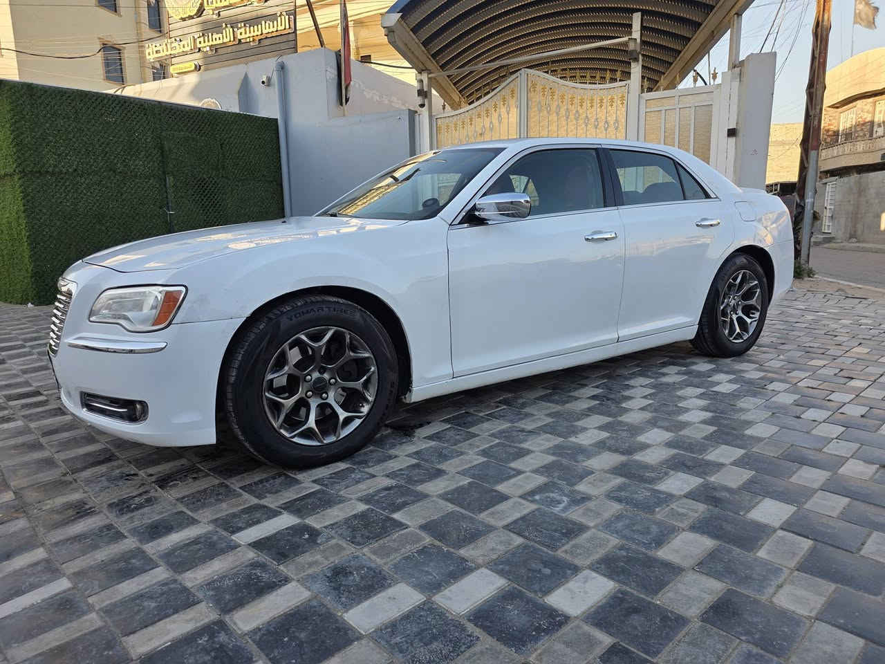 من رخصت الادمن السلام عليكم
اوباما موديل 2013 بسمي تحويل
سنويه مجدده لل2028
وارد امريكي حادث بنيد فقط 
ولباقي مكفول 
فول مواصفات C مكينه 5700 8v
كير عصا  مكفول 
بنوراما فتحتين
داخل اسود
ستيرن كهربائي
شاشه كبيره
كامره خلفيه
خزن ميموري
تبريد تدفئه بالكشن
برده خلفيه
تشغيل عن بعد
مري قلابه
سياره فول مواصفات
للاستفسار اتصل 
مواصفات هواي ماذاكرهن 
السعر 153 قفل  مراوس يرهم 
 ***********
العنوان بغداد
