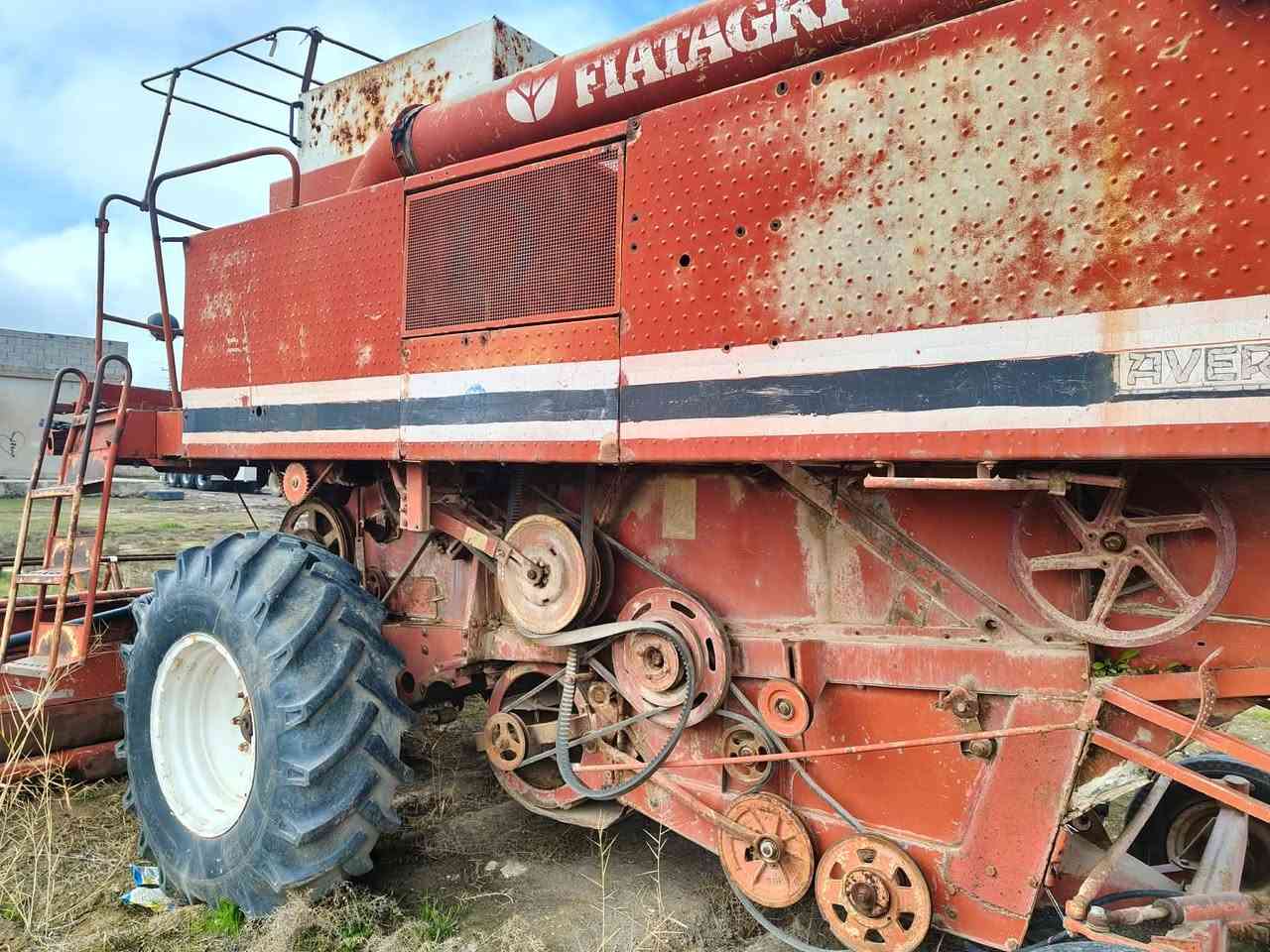 حاصدة لاڤيردا موديل 1985 
رقم و سنوية كامل 
مكانها الموصل 
للتواصل اتصل على رقم بي واتساب 
***********
