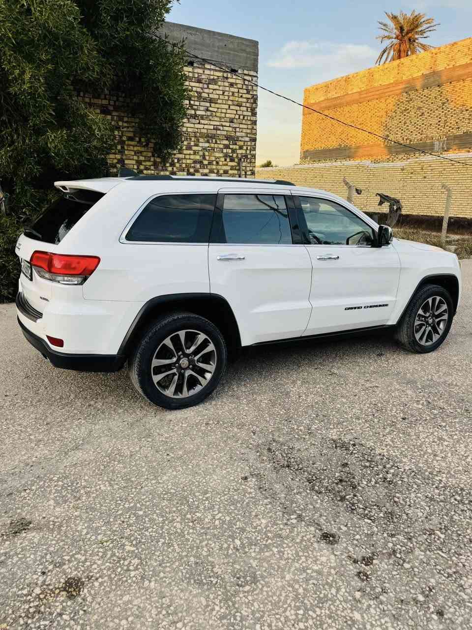 السلام عليكم عن إذن الادمنيه المحترمين 
للبيع جيب موديل 18 
رقم دهوك بسمي شخصيآ مداور ثاني يوم 
هزه وفحص وسنويه كله جديد رقم نكليزي 
ماشيه 90الف حقيقي وقابل لزياده 
سياره لمتد فوول مواصفات 
المواصفات 
فتحه سقف 
حساس امامي 
شاشه كار بلي مع كاميره دواره 
توقيف ذاتي 
.4+4 فور ويل 
جنطه كهرباء شفط 
أربع انضمة قيادة 
اتو ستوب 
داخل جلد اسود بلادي 
كشنات حراريه امامي والخلفي كشنات حراريه
وبعد بيه هوايه مواصفات 
حادث السياره جاملغ وبنيد وشويه من الجاملف ثاني 
صور الحادث مع سونار مرفق مع المنشور 
سياره جدا نضيفه.
السعر المطلوب $225 
مكان سياره بابل حله واي استفسار اتصال ع رقم ***********
