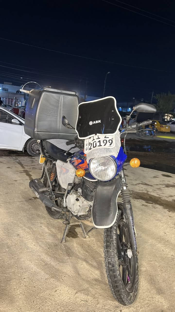 السلام عليكم دراجة بوكسر 
2023🛑
مرقم بغداد تحويل ثاني يوم
الدراجة نضافة 95%
 المكينه تجفيت الشركة
الرقم الهاتف : ***********
ومتواجد واتساب 
🛑العنوان / الغزاليه شارع مدير الأمن
السعر مليونين وتسعمية وبيها مجال
