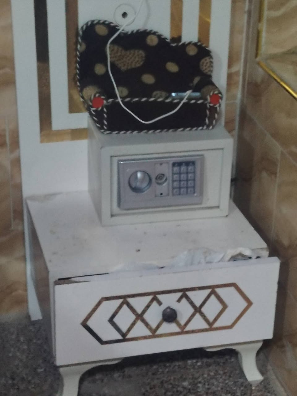 السلام عليكم كنتور للبيع ويا ميز مرايه وموجود مجراته ويا ملحقاته من عده سرير السعر 200 وبي مجال الرقم*********** محافظه النجف نيسان)
