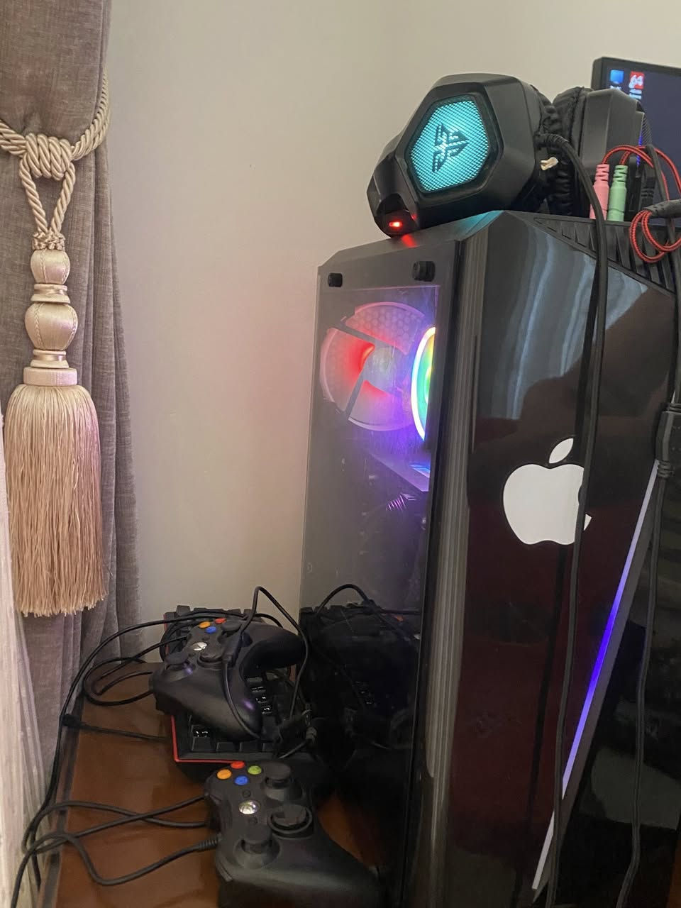 مكلف بالنشر
🖥️ للبيع: باكيج قيمنق متكامل (PC + Monitor 175Hz)
المواصفات:
• المعالج: Intel i3-12100 (جيل 12).
• كارت الشاشة: RX 580 بذاكرة 8GB GDDR5.
• الشاشة: GIGABYTE قيمنق، حجم 27 بوصة، تردد 175Hz.
• المذربورد: MSI.
• الذاكرة (RAM): 8GB.
• التخزين: HDD 500GB Seagate SkyHawk.
• النظام: Windows 11 Pro.
• الملحقات: كيس RGB، كيبورد ميكانيكي، سماعة Fantech، 
الحاسبة جاهزة للعمل والدراسة 
📍 الموقع: واسط - الكوت.
💵 السعر: [550 الف]
📱 للتواصل: [***********]
