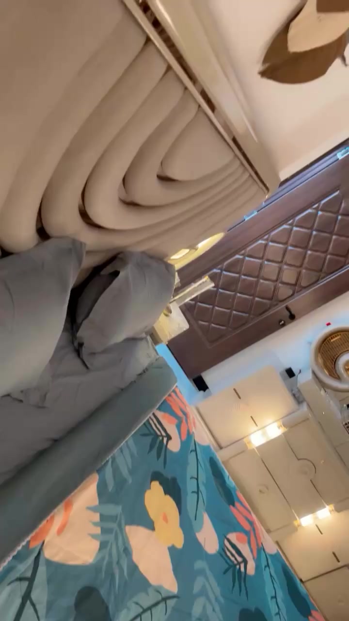 سلام عليكم بيت مساحه 50 متر  واجه 5 يحتوي على استقبال مطبخ صحيات ترك غرفه نوم كبيره وغرفه نوم صغير وسطح  العدل الاول قرب مولده بلادي 
***********
