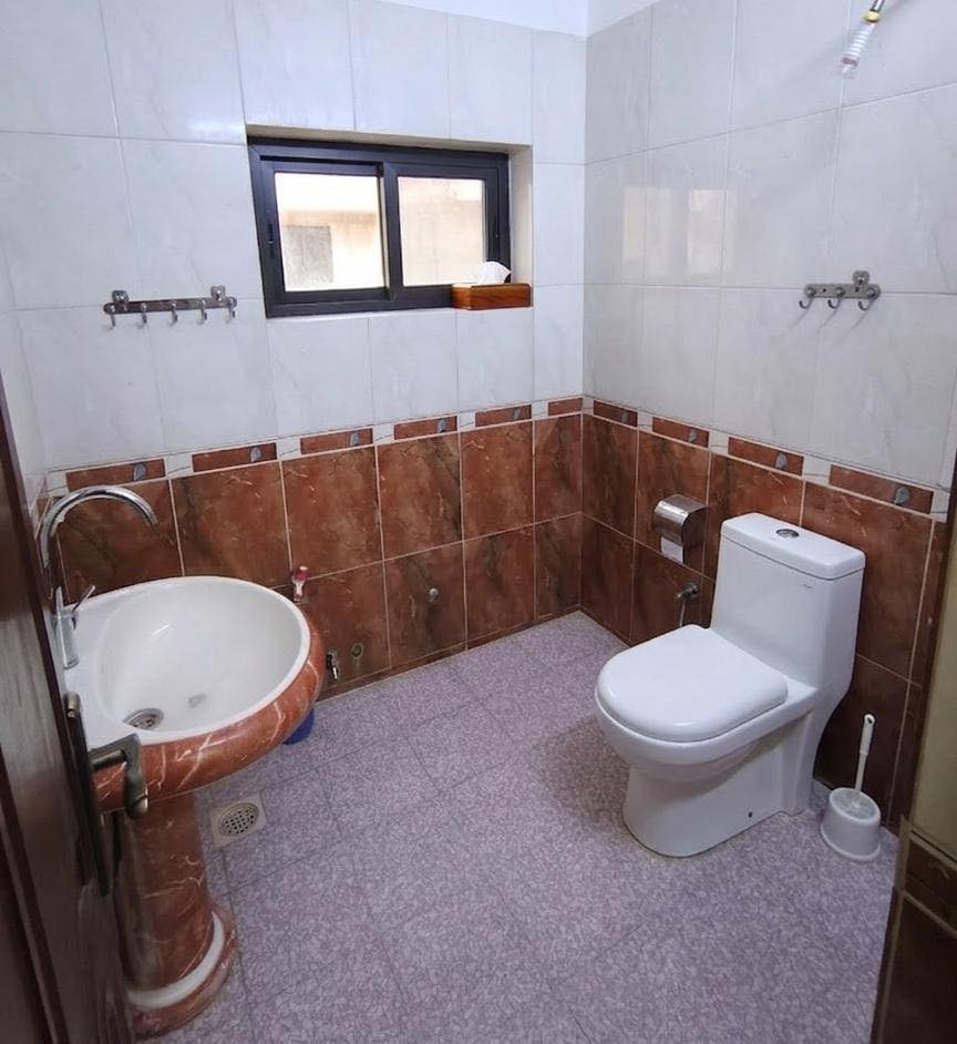 بيت للبيع مساحة ١٨٤ متر واجهه ٩،٢٠ ونزال ٢٠ طابقين 
موقع تجاري عرض الشارع ٢٠ متر 
كراج وصحيات مدخلين صاله ومطبخ وهول وحمام وغرفه 
طابق ثاني ٣ غرف وحمام وبيتونه وسطحين 
ارضيه سيراميك 
الموقع الغزالية شارع البداله شارع نافذ على مدير الامن 
للاستفسار 
***********
***********
***********
