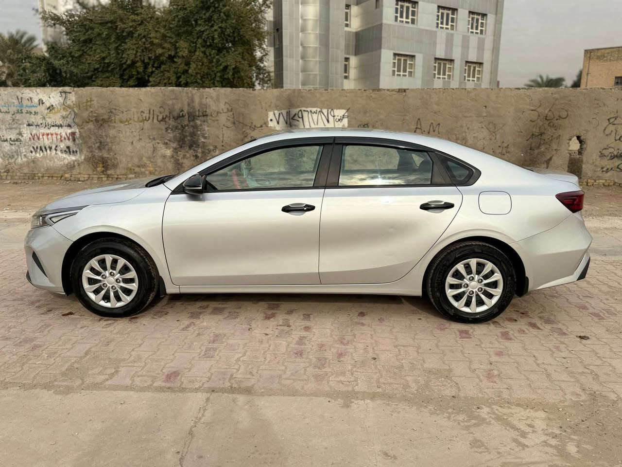 سلام عليكم 
سيراتو موديل 23مكينة 1600مكفولة على بارد بالجاملغ الامامي والسونار موجود بالصور المكان بغداد السيارة خير من الله السعر157وبيها مجال الاتصال *********** بغداد, العراق
