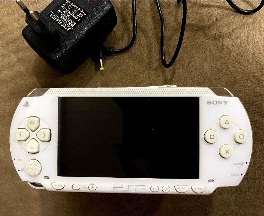 Psp 1003
بێ عەیب و بێ کێشە و هوموو دوگمەو گێڕەکەشی بەشەرت 
تەنها پاتری تازەی ئەوێت یان دەتوانی بە کارەباوە ئیشی پێ بکەیت
وایەر شەحنی ڵەگەڵە و میمۆریەکی 8 گێگای ڵەگەڵە کە پڕە لە یاری وە جوندی و و سانا درێس و چەندین یاری تری تیایە
نرخی 20 هەزار قفڵ
گەیاندنیش بەردەستە السليمانية, العراق


**إذا كنت صاحب هذا الإعلان وتريد حذفه لأي سبب، رجاءا أرسل رسالة إلى الدعم الفني**