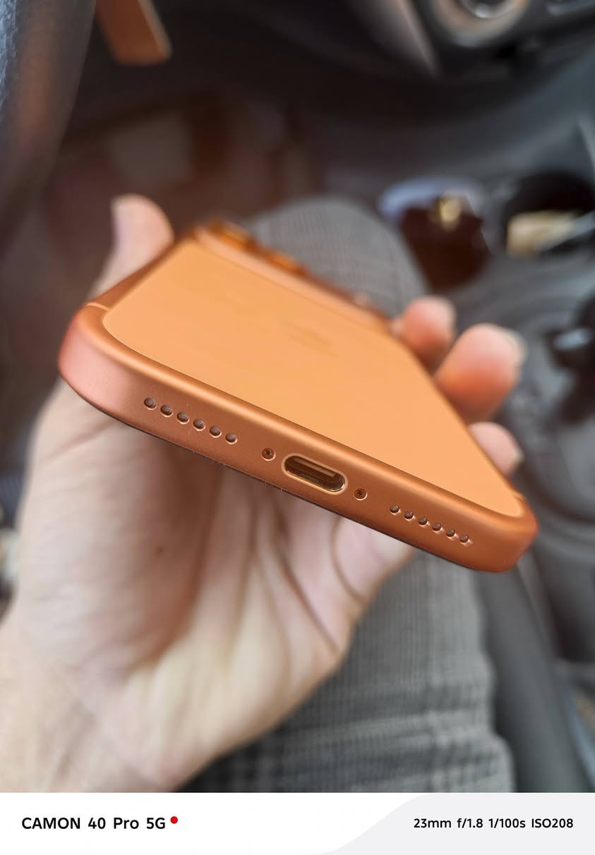 السلام عليكم أيفون 17 برو ماكس شريحه ألكترونيه مشحون 6 مرات فقط بكج حمايه كامل
من باب الحلال والحرام والأمانه الكيبل الي وياه مال ايفون 16 برو ماكس مكاني بنجف اجيك لحي الغدير تفحص الموبايل وين ميعجبك والكيبل وأكلك الف عافيه 
 السعر 1725 قفل متوازي والله 
مكاني النجف او كربلاء ماعندي توصيل 
***********
