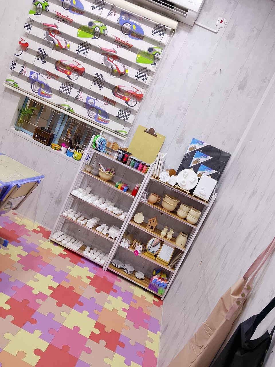 🎨 مرحبًا بكم في ورشة لونها ✨

مساحة فنية تجمع بين الإبداع، التعلم، وتنمية المواهب، حيث نقدم برامج متنوعة تناسب مختلف الأعمار.

🌟 نقدم لكم:
🖌️ ورش يومية
📅 ورش أسبوعية
🎨 ورش شهرية
👧 برامج مخصصة للأطفال
🌸 دورات خاصة للشابات
✏️ تعليم الرسم الأكاديمي والبورتريه بالفحم والتلوين وتقنيات الرسم المختلفة.

نؤمن أن الفن وسيلة للتعبير والإبداع، لذلك صممنا برامجنا بأسلوب عملي وممتع يناسب المبتدئات وكل من ترغب بتطوير مهاراتها.

📍 الموقع: الكرادة
📞 للحجز والاستفسار: ***********

ورشة لونها... مساحة للإبداع، والتعلّم، وصناعة لوحات تحكي قصصًا جميلة. 🎨🤍
