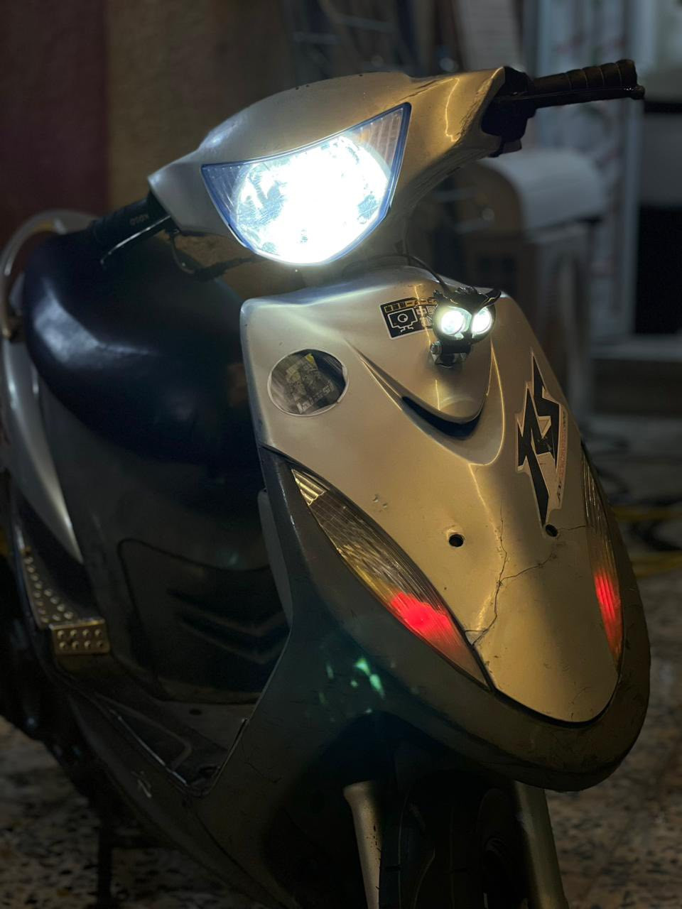 ماكس عدله مكينه ما مفتوحة تشغيلتها نگره من الصبح شرط بانزين محسن اعبيلها وعليها زوج تايرات جدد لايتات زنون ولايت بومه وبلك NGK ورباط جديد كهربائياتها كلها شغاله كفراتها بلاد ختم واحد وي المكينه الدراجه ما ناقصها شي بس خيال والسعر 750 وبيها مجال للشراي مكاني بصره زبير


**إذا كنت صاحب هذا الإعلان وتريد حذفه لأي سبب، رجاءا أرسل رسالة إلى الدعم الفني**