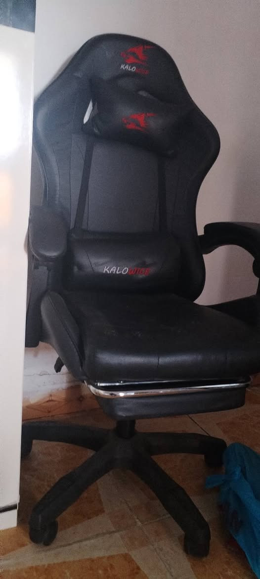 كرسي كيمنك مامستخدم شي قليل كلش بعت البي سي وعفته بالغرافة يتعلي بعد وينزل وبي مسند مال رجل او مساج
سعره 70
*********** رقمي
