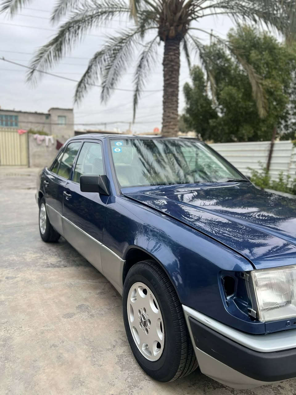 السلام عليكم 
مارسدس دب موديل 1988حجم260E 
رقم بغداد انگليزي سنوية 2029بااسمي تحويل مباشر السعر 65وبيه مجال بسيط مكانها بغداد اليوسفية القصر الاوسط 
مصبوغة جمالية بدون حادث وبدون خياسات كلها شغالة ماعدا الفتحة تشتغل بس بيه القمجي مكطوع كير محرك جديد للاستفسار الاتصال على الارقام ***********
***********
