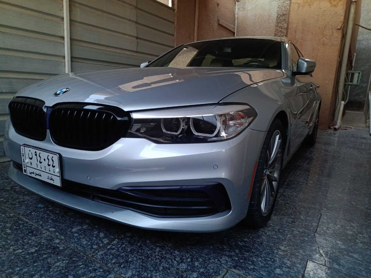 بسم الله الرحمن الرحيم
فرصة ثمينة

BMW 530i - وارد أمريكي (نظافة لاتوصف) 

2019  رقم بغداد لأصحاب الذوق الرفيع والباحثين عن  الزيرو

السيارة ملكية ونظافة استثنائية، استخدام قليل جداً والسبب (عندي دراجة) يعني السيارة أغلب وقتها مرتاحة بالكراج.

المواصفات والتفاصيل:

• الموديل: 2019.

• اللون: رصاصي (مميز جداً).

• المحرك: 2000 Twin Turbo (4 سلندر) - عزم وقوة واقتصادية.

• المسافة المقطوعة: 45,600 كم (حقيقي  امانة الله ورسولة).

• المواصفات: فول مواصفات الـ 530 المعروفة (فتحة، شاشة كبيرة، كراسي جلد بيجي' رادار امامي جانبي خلفي'جنطة كهرباء 'داتا شوب، تحكمات، بصمة، وباقي التكنلوجيا المتطورة).

حالة السيارة (الأمانة):

• الضرر: (أصبع واحد فقط) والسيارة مكفولة من كل نواحي النقص.

• النظافة: السيارة "ولا غلطة"، داخلها وخارجها بحالة الوكالة. إذا شفت بيها خلل واحد تعتب عليّ.

• الضمان: أنطيك بيها ضمان "5 سنوات" من الثقة.. سيارة مخدومة وجاهزة وما محتاجة برغي.

• الصور: متوفرة حالياً وصورها بأمريكا أيضاً موجودة للي يحب يتأكد من الضرر البسيط.

السعر وتفاصيل البيع:

• السعر المطلوب: 300 ورقة (30,000$) قفل نهائي.

• ملاحظة: السيارة مكلفتني 390 ورقة، والبيع بهذا السعر لغرض إكمال مشروع بناء فقط.

السيارة أمانة الله ورسوله، الي يشتريها يدعيلي.

للاستفسار والاتصال مباشرة بالمالك:

📞 ***********
مكاني بالحلة
